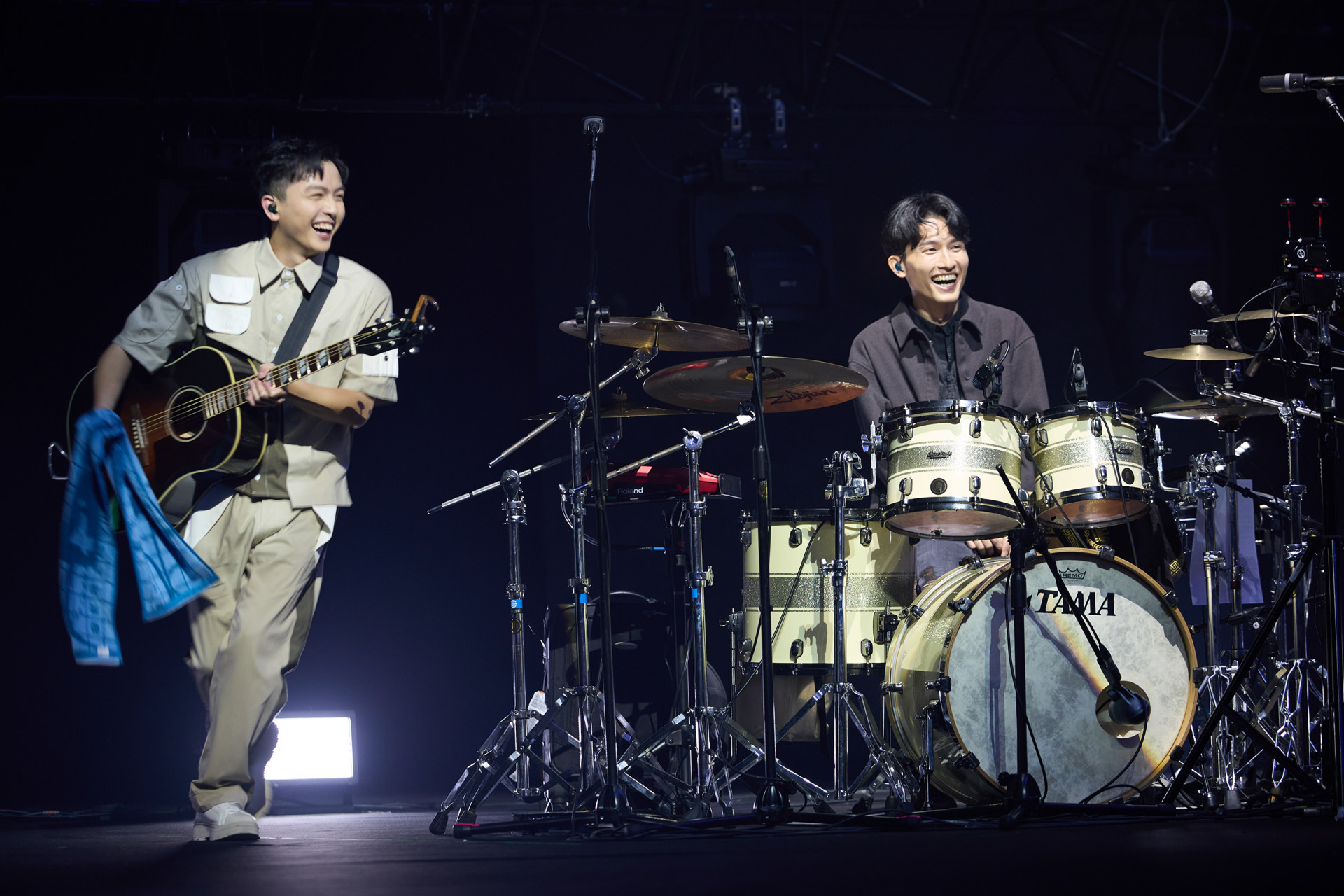 理想混蛋特別請icyball冰球樂團鼓手士捷(右)擔任客座鼓手