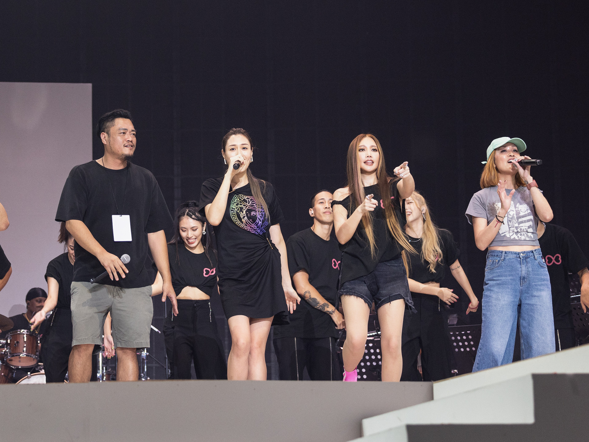 左至右:哥哥、姐姐黃莉、A-Lin、堂姐