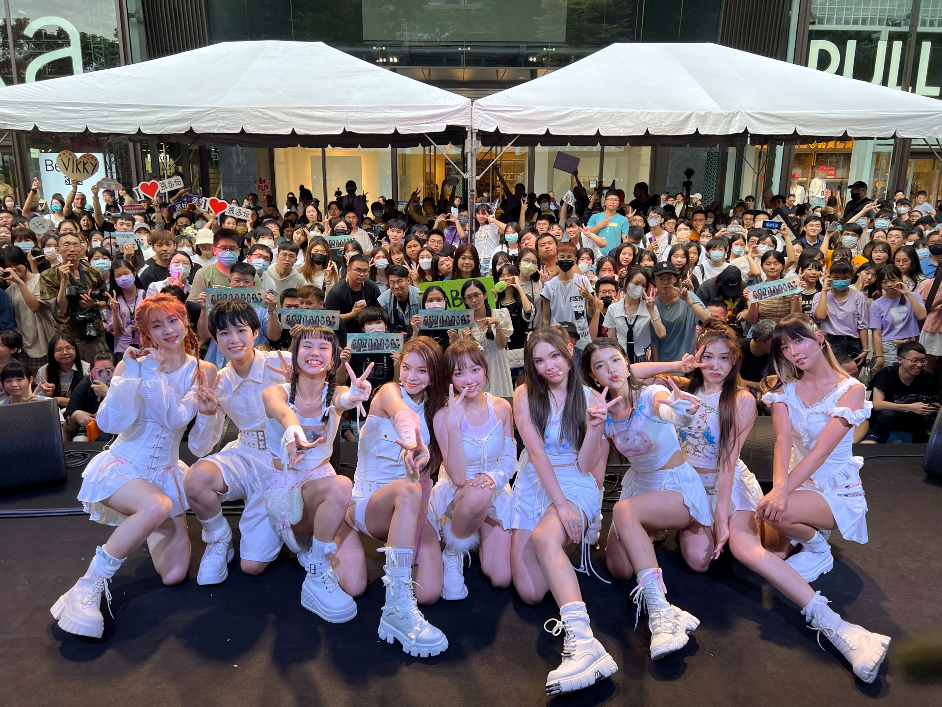 babyMINT首次公開演出與粉絲大合照【左起:呂熙妍、陳言菱、陳品妡、粼粼、栩栩、VIKKY韋喬薺、張丞妘、曹晶晶、林荻璇】