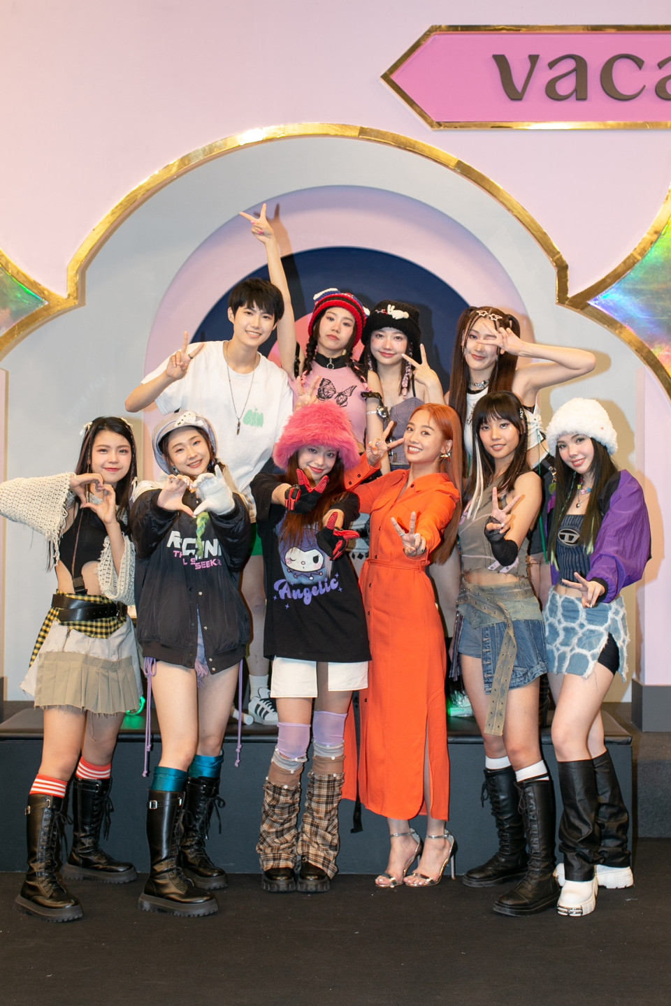 babyMINT與GEmma吳映潔錄影合照【上排左起:陳言菱、陳品妡、栩栩、曹晶晶,下排左起:張丞妘、呂熙妍、粼粼、鬼鬼吳映潔、林荻璇、VIKKY韋喬薺】 (1)