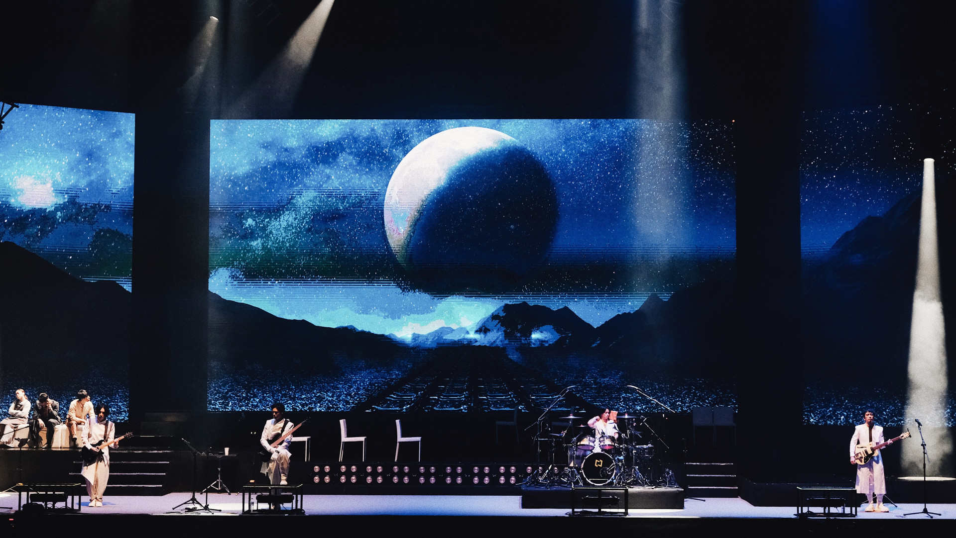 眠月線視覺象徵航行生命未知