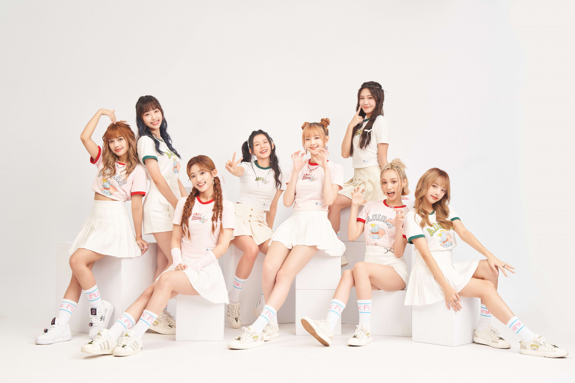 左至右:心平、聖恩、朵莉、容容、珮含、Nicole、以芯、巧瑜2