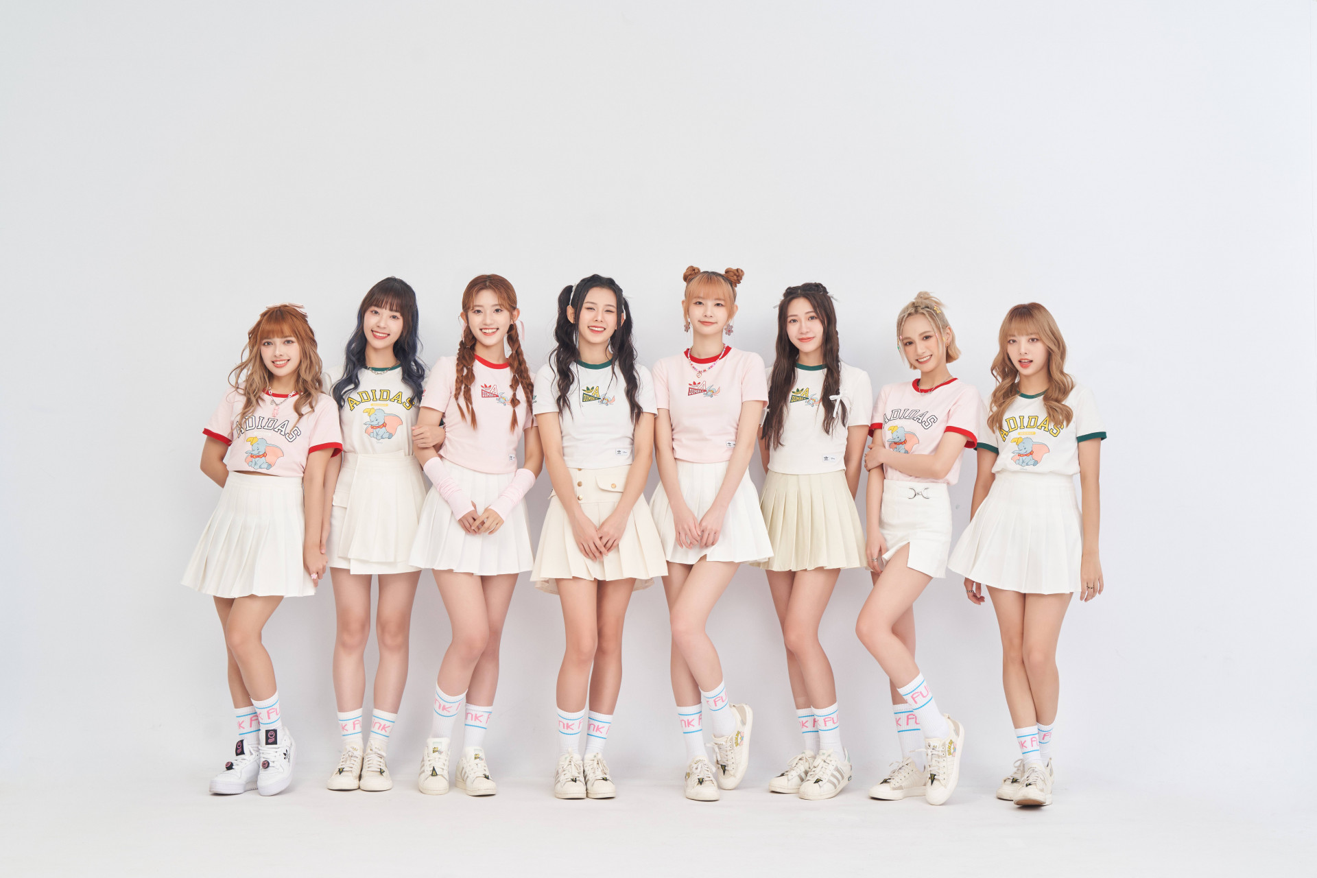 左至右:心平、聖恩、朵莉、容容、珮含、Nicole、以芯、巧瑜4