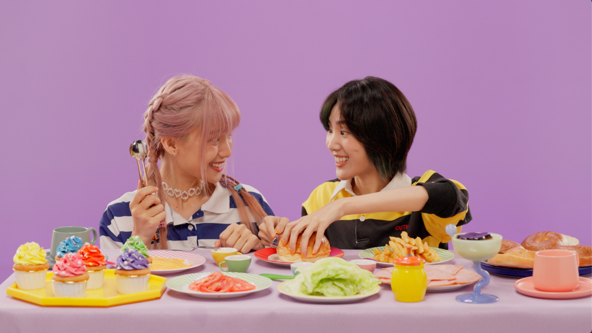 尋人啟事也透露 MV 拍攝時他們正在為了宣傳照而節食,要忍耐不能破功大吃