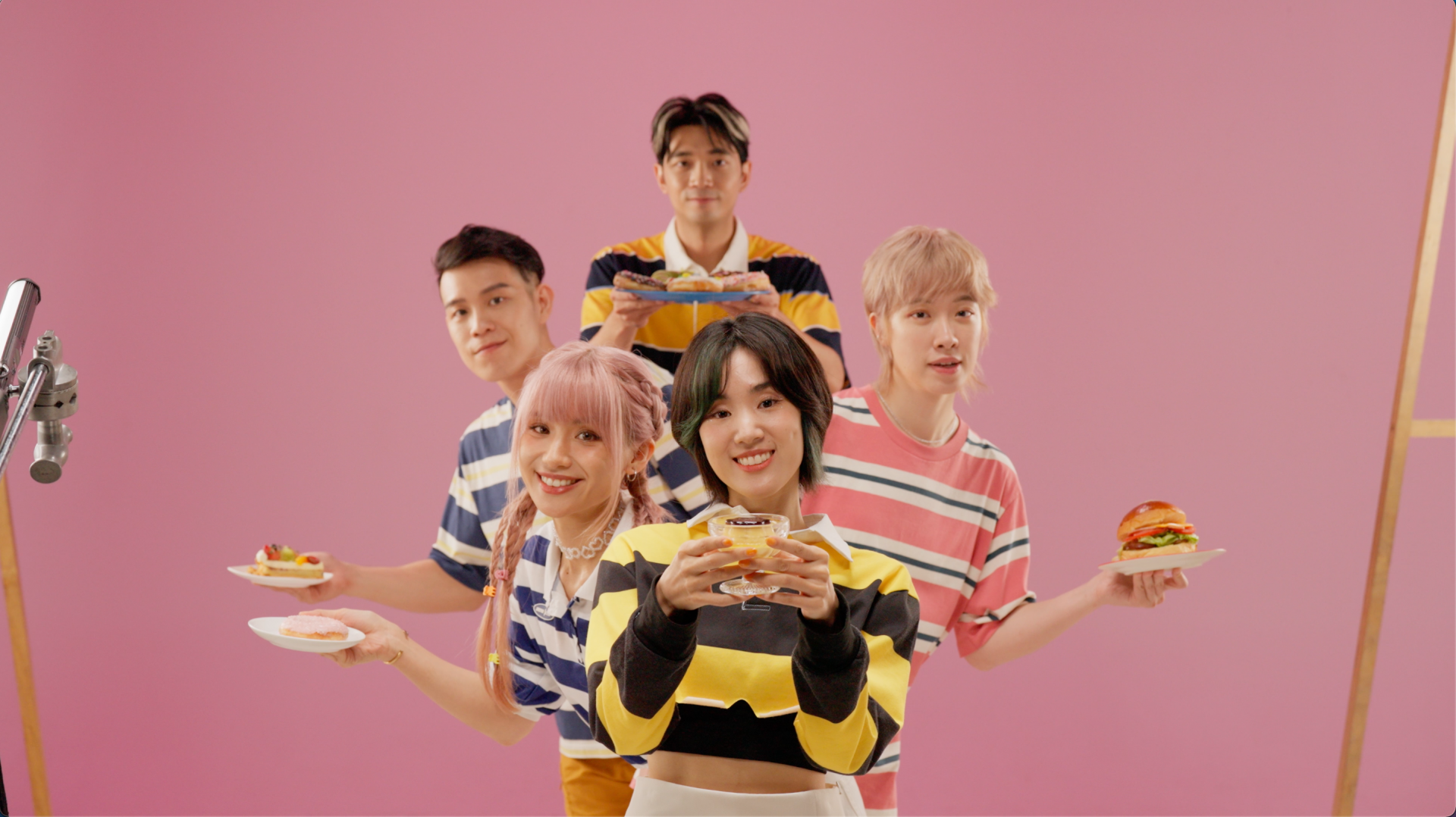 尋人啟事團員身穿條紋上衣,以全新形象亮相