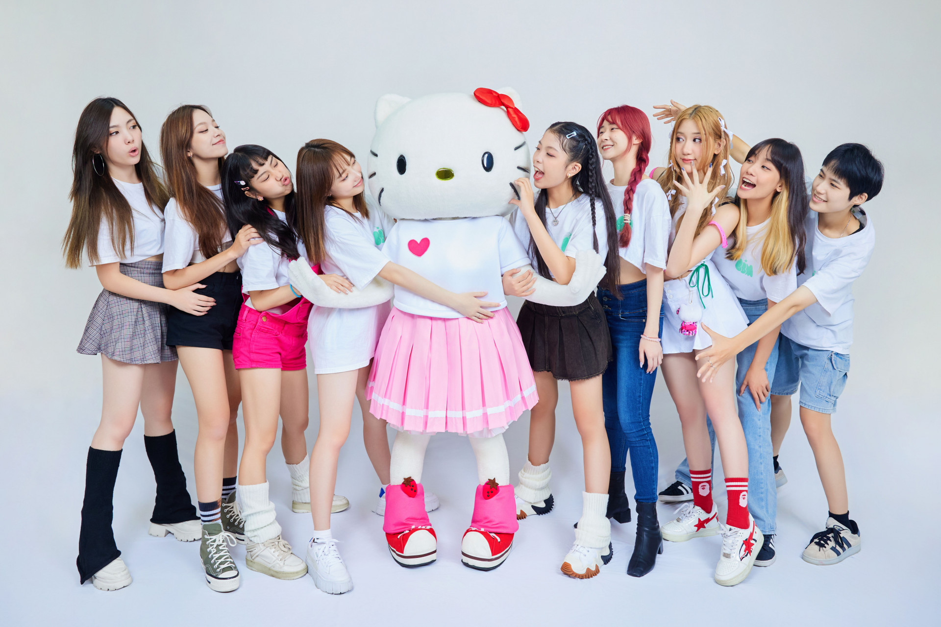 薄荷水晶&Hello Kitty 1【左起:Vikky韋喬薺、粼粼、陳品妡、栩栩、Hello Kitty、張丞妘、呂熙妍、曹晶晶、林萩璇、陳言菱