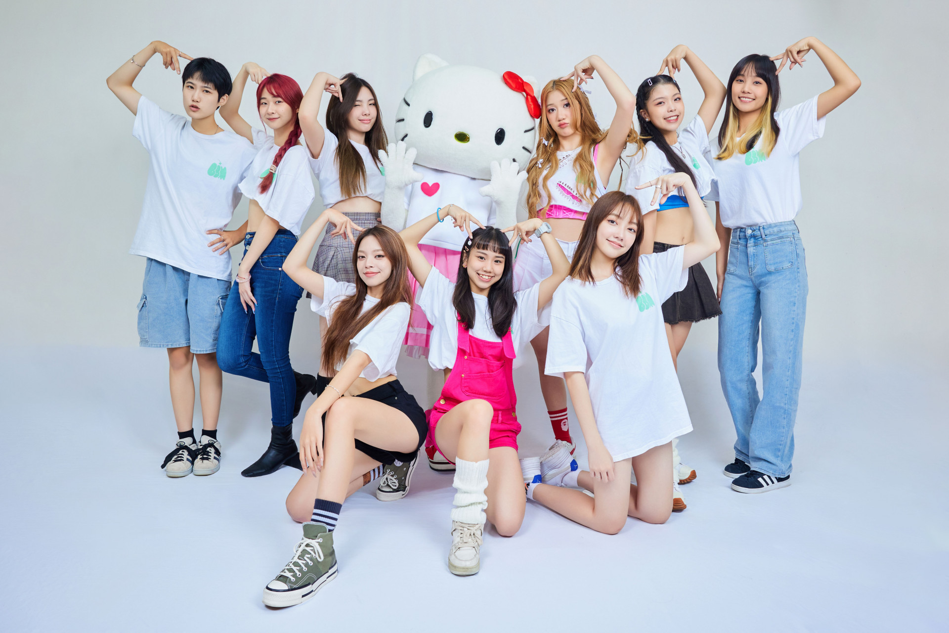 薄荷水晶&Hello Kitty 3【上排左起:陳言菱、呂熙妍、Vikky韋喬薺、Hello Kitty、曹晶晶、張丞妘、林萩璇;下排左起:粼粼、陳品妡、栩栩】