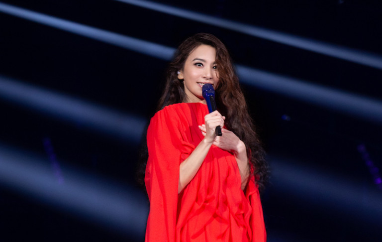 首拋「退休」一詞 田馥甄感謝粉絲：「讓我任性地忠於自己，有大家陪伴走到這邊！讓我目前還沒被退休。」