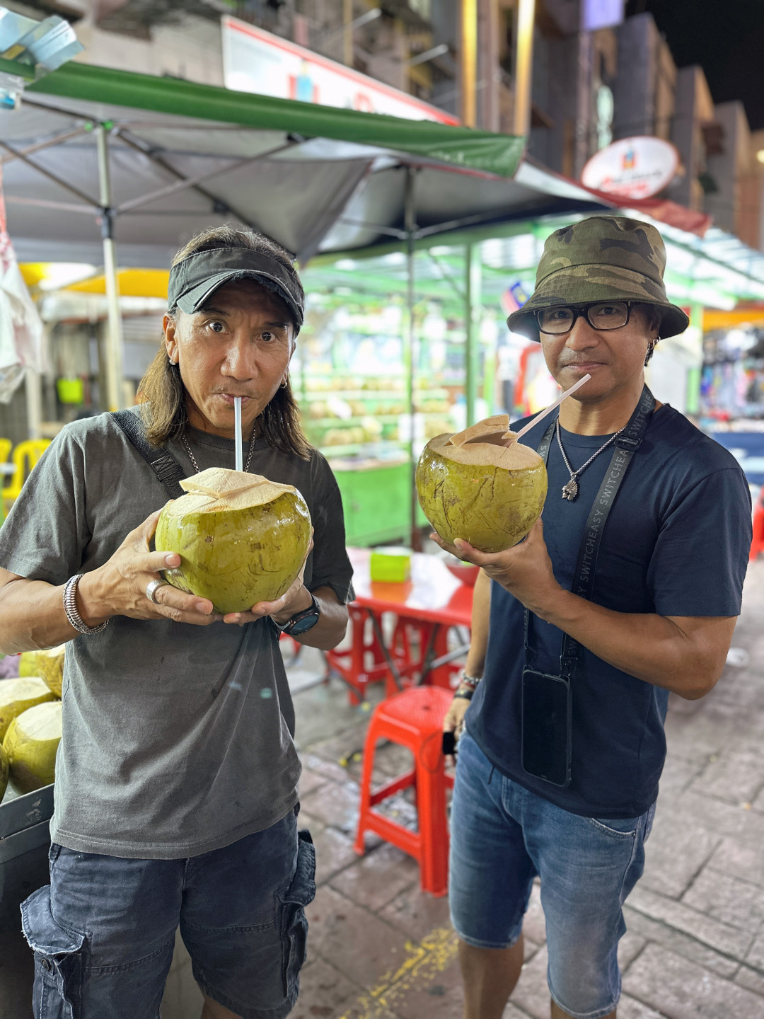 動力火車逛夜市椰子水