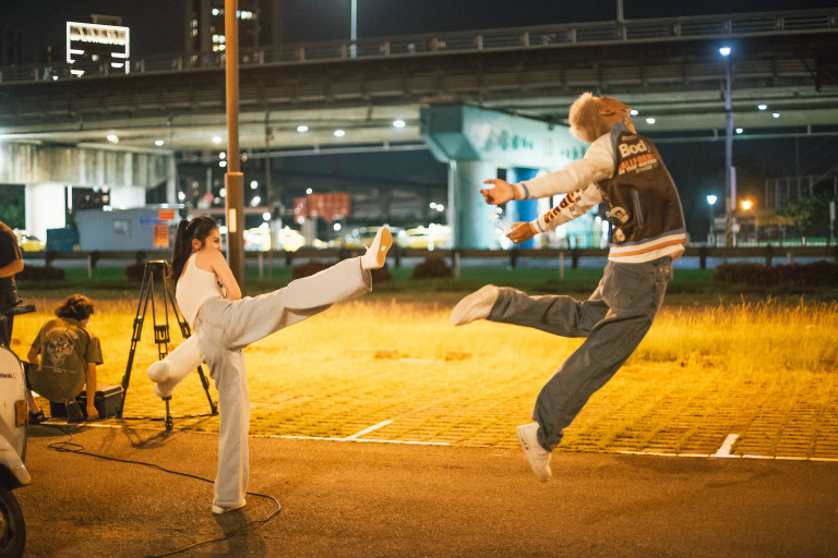 「隕石級新人」黃祝賢儒第二波主打 戰友那祈助陣MV復刻經典愛情喜劇《我的野蠻女友》