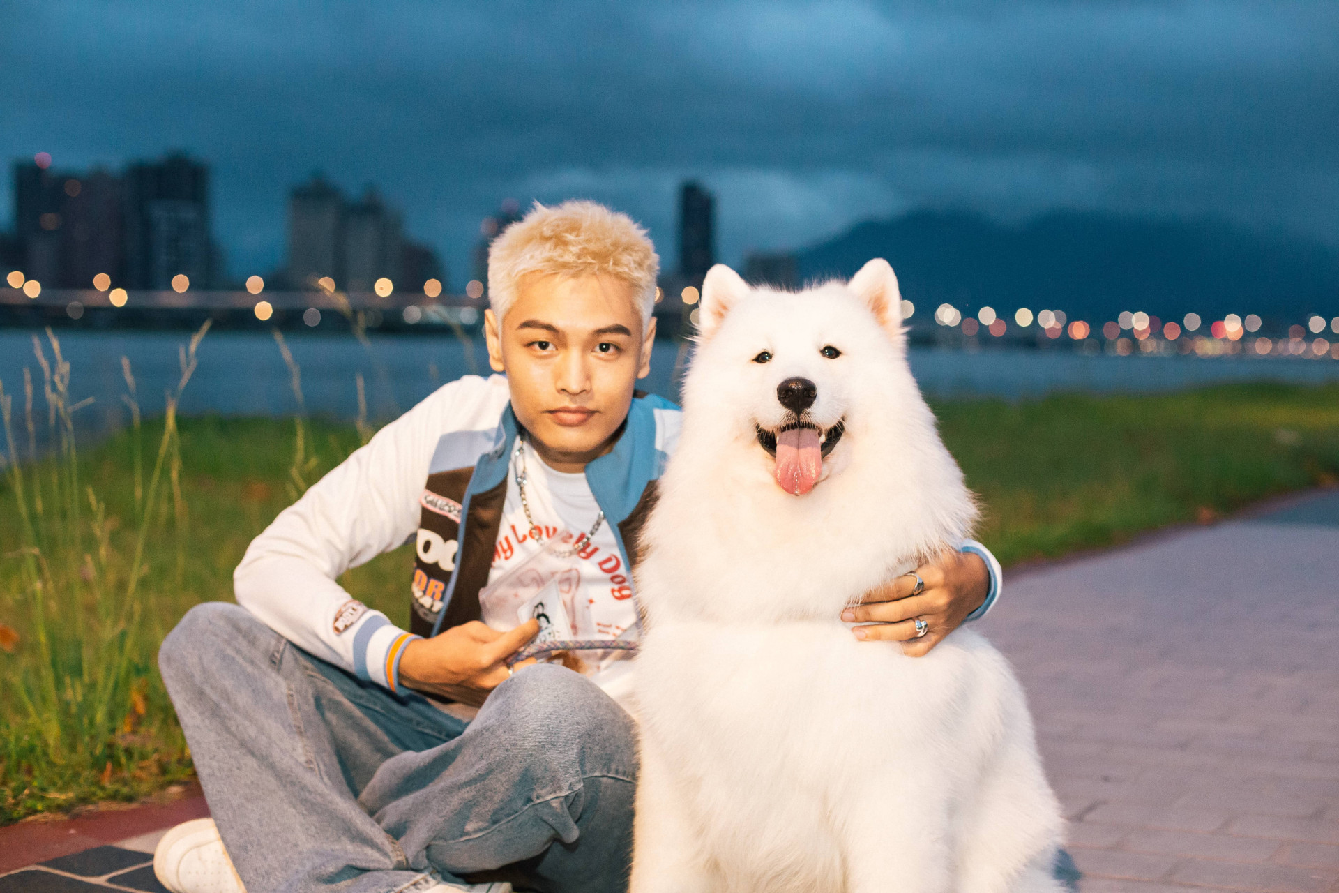 黃祝賢儒、什麼(薩摩耶)(左起)