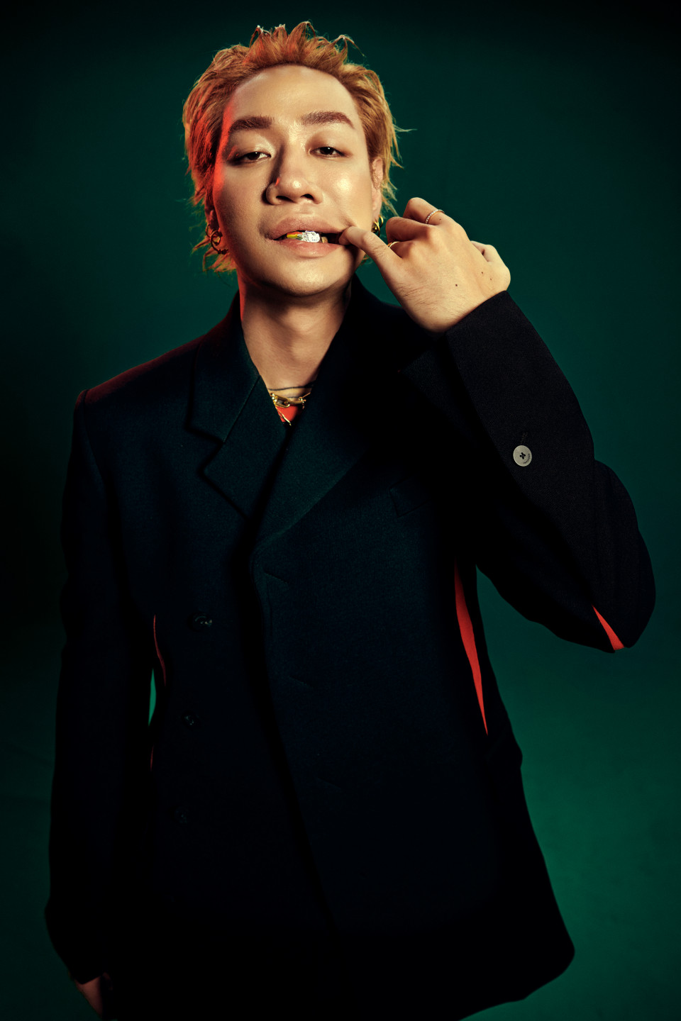 被譽為音樂鬼才的Starr Chen陳星翰擔任本屆「臺北時裝週 X Vogue FNO」主題曲製作人