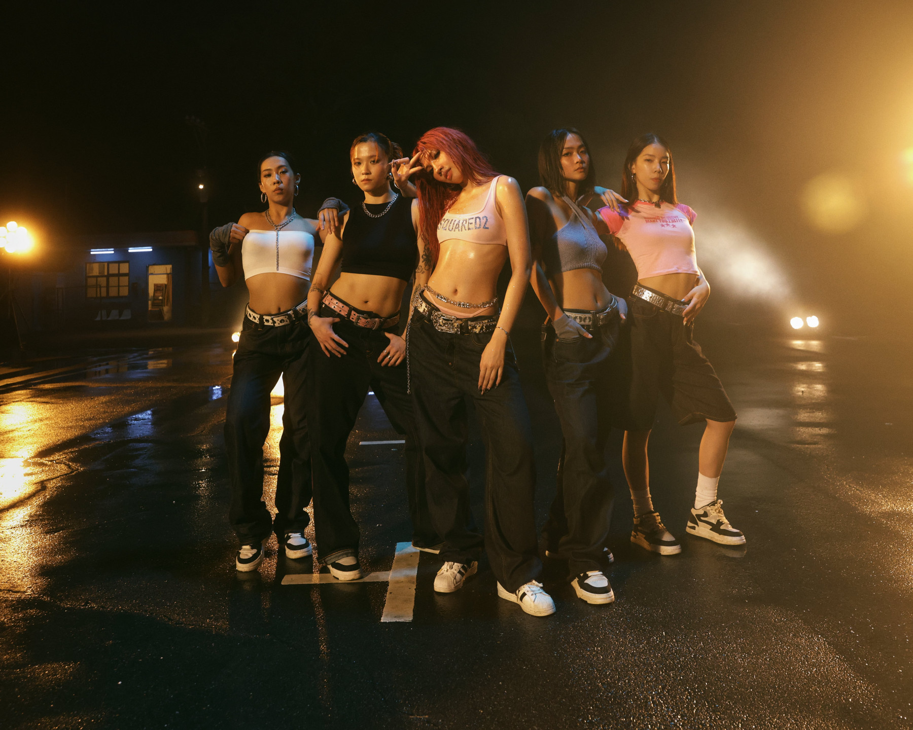 Karencici〈Bad Girls Behave〉MV 帶4位舞者 身穿EVISU經典牛仔褲展現個性壞女孩成熟性感魅力