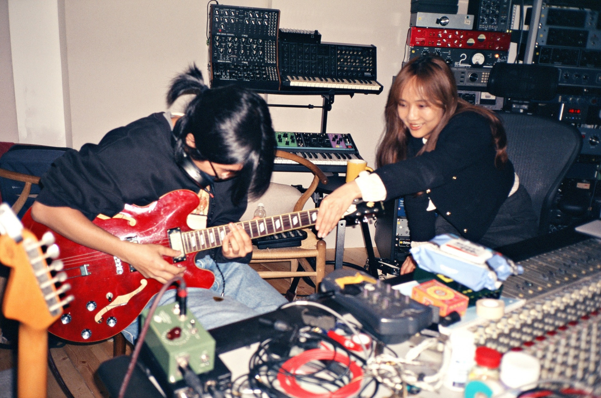 緩緩錄音花絮照(左:吉他手包子、右:製作人老王)