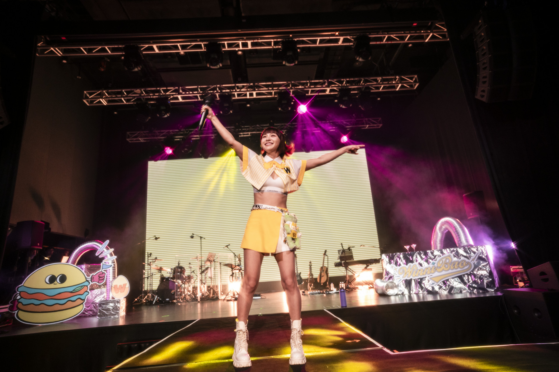 溫妮將演唱會舞台打造成漢堡店,以一身黃色短版襯衫、短裙登台,露出小蠻腰活力中帶點小性感