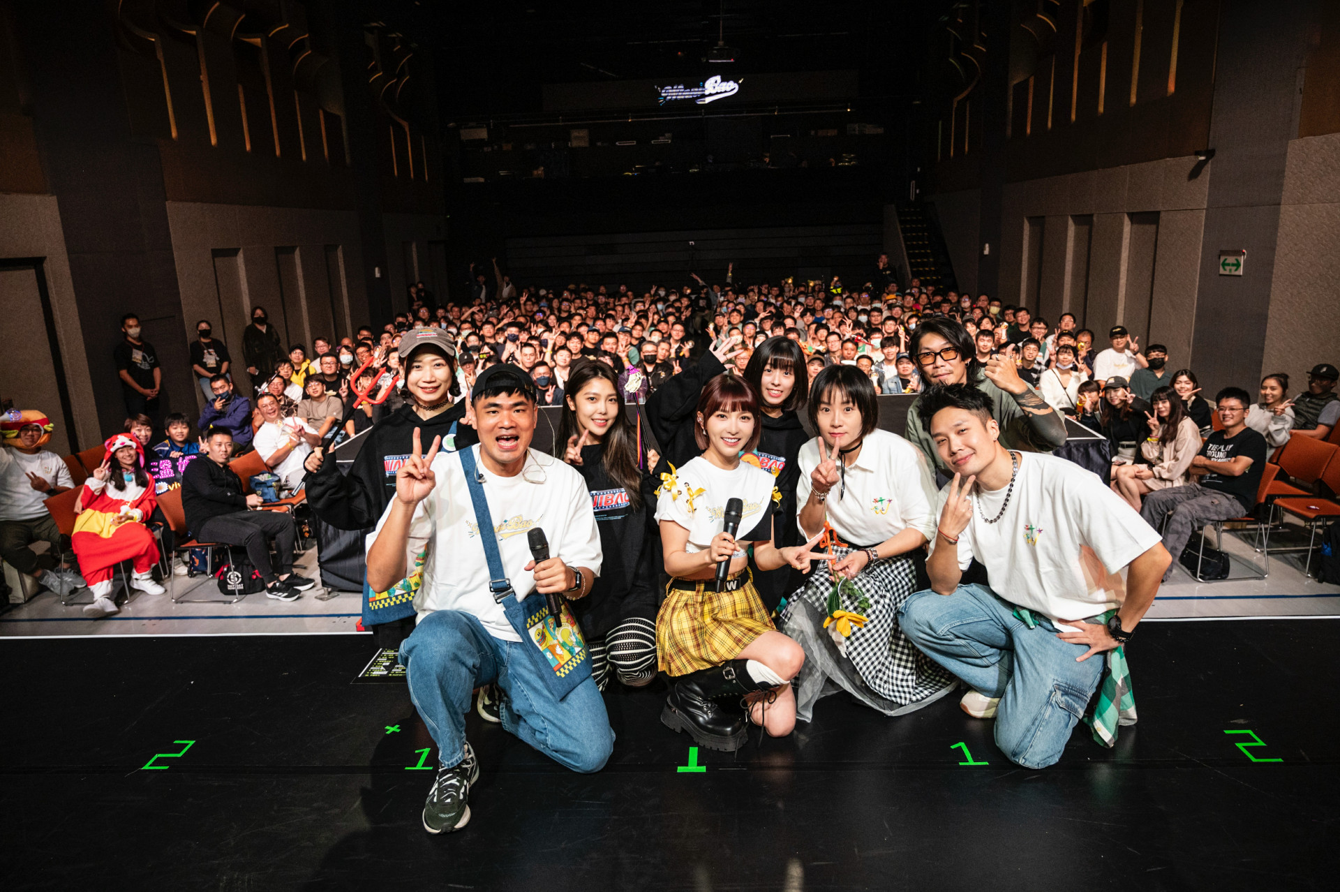 溫妮與木曜幕後夥伴、親妹妹瑋薇及蔡哥合影