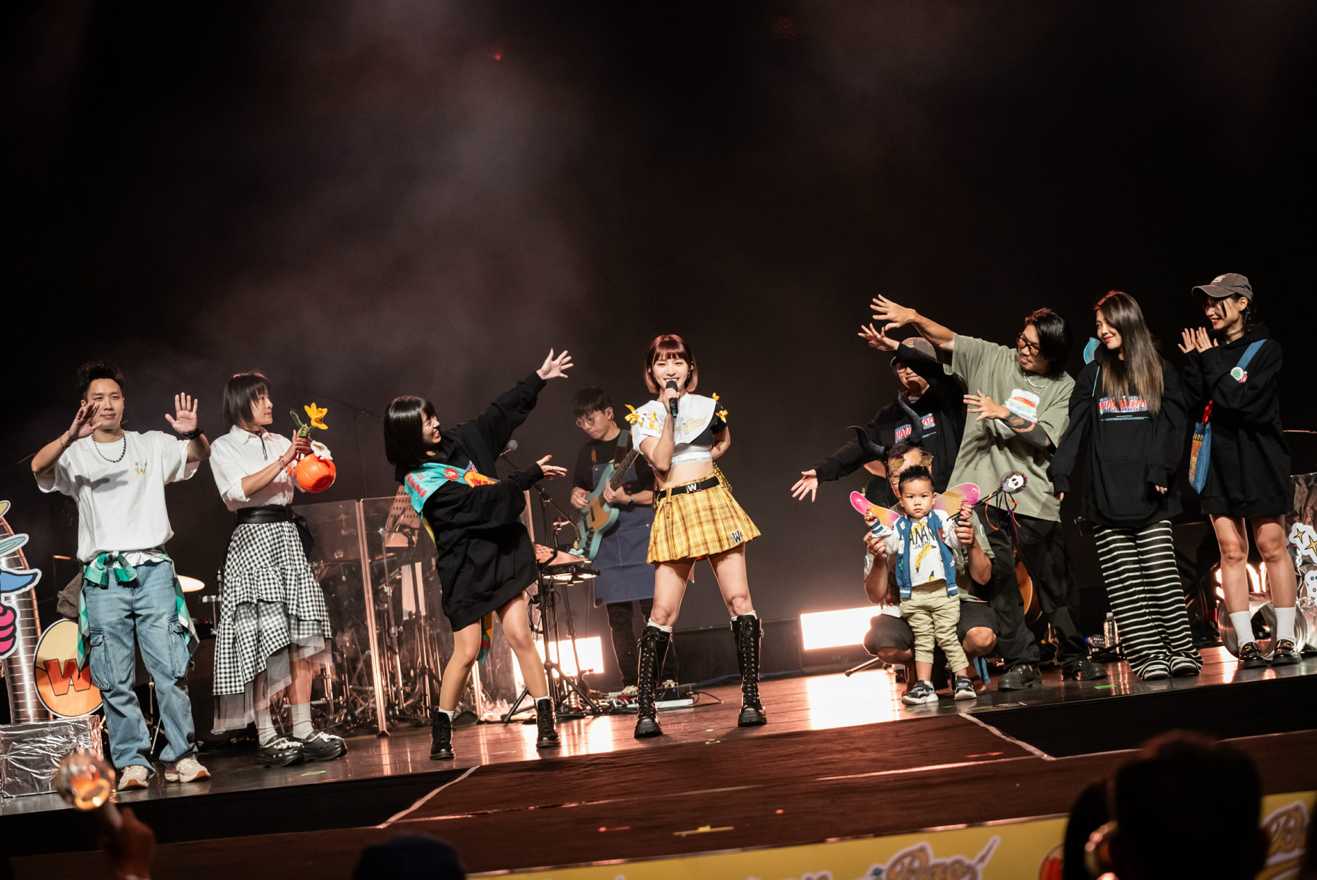 溫妮邀請六名木曜幕後夥伴以及親妹妹瑋薇登台