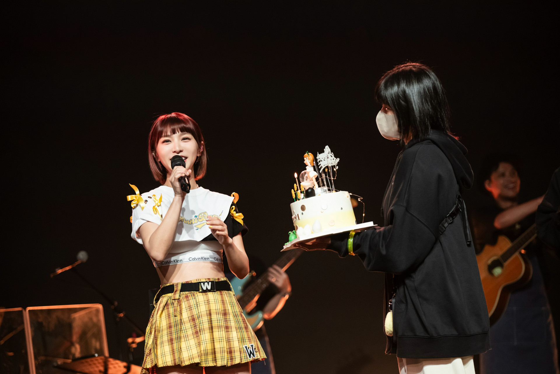 樂迷溫泉蛋們私下也訂製生日蛋糕,由工作夥伴端出上台,眾人共同在台上幫溫妮慶生