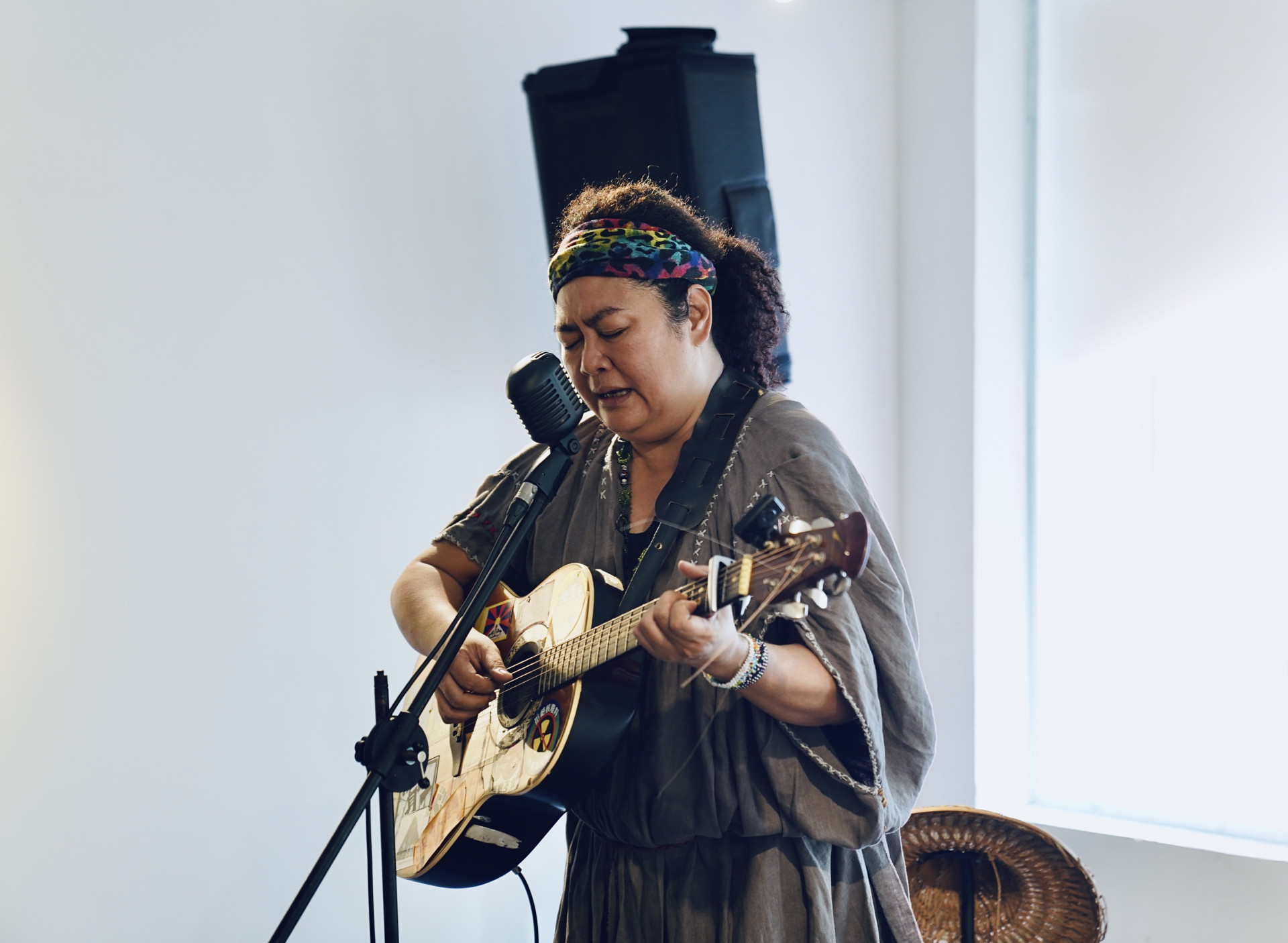 巴奈富有生命力的醇厚嗓音,表現時代下女性的無奈與滄桑(攝影:林子瑜)