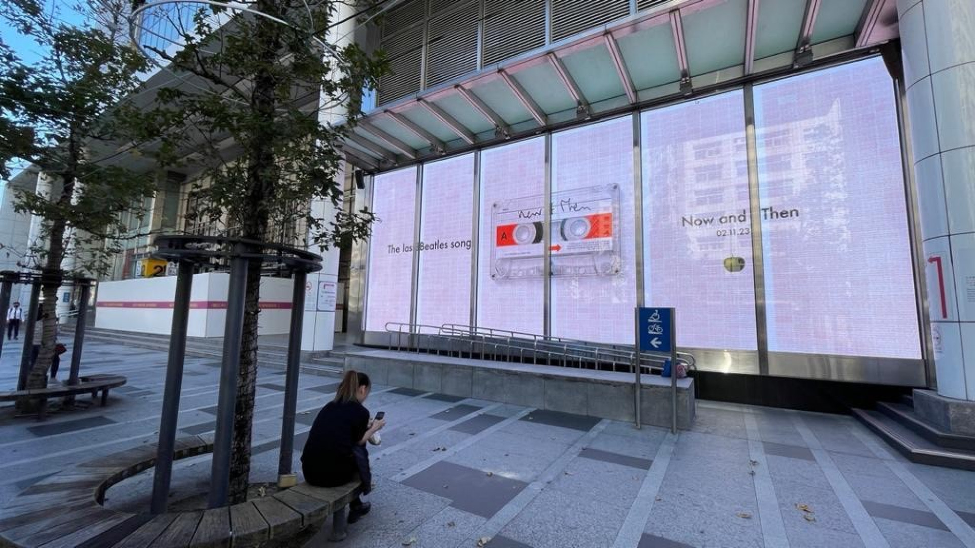 市府捷運站信義光牆戶外廣告