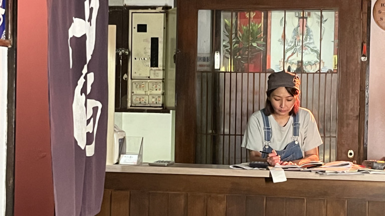 林曉培自我填詞〈時光的劇場〉回顧追夢勇氣致青春獻歌迷 MV化身澡堂員工體驗人生甘苦