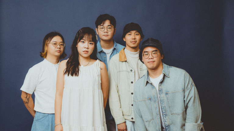 「花草系瞪鞋後龐克民謠五重奏」娜卡希子，全新 EP《夢的日常》由台灣元老級搖滾樂團－1976 吉他手大麻操刀製作