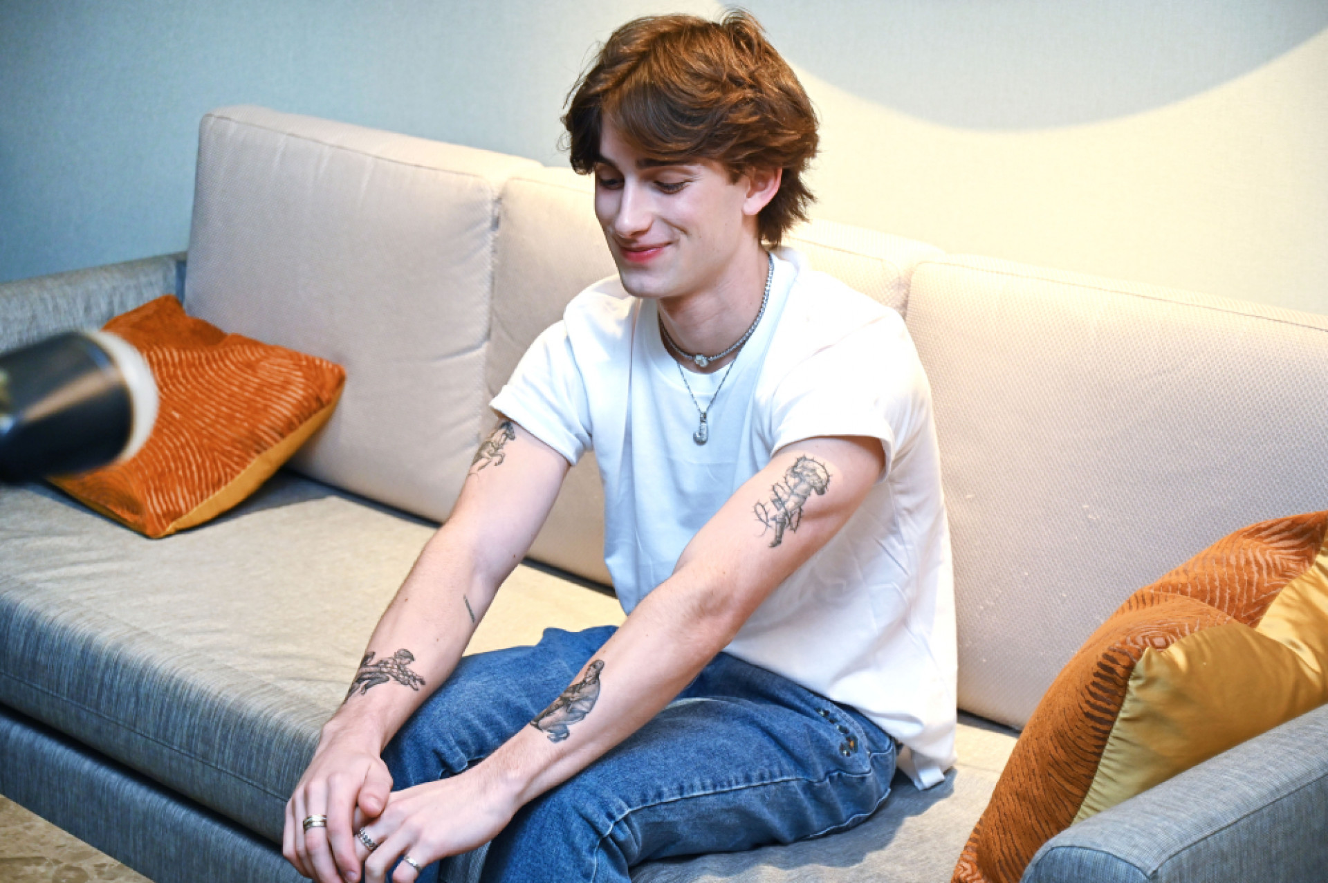 強尼奧蘭多秀出手上的刺青 - 環球音樂提供