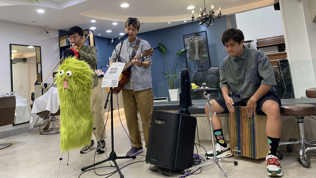 持續荒謬旅程,清醒夢舉辦新專場【Hairy Salon - 脫毛秀】