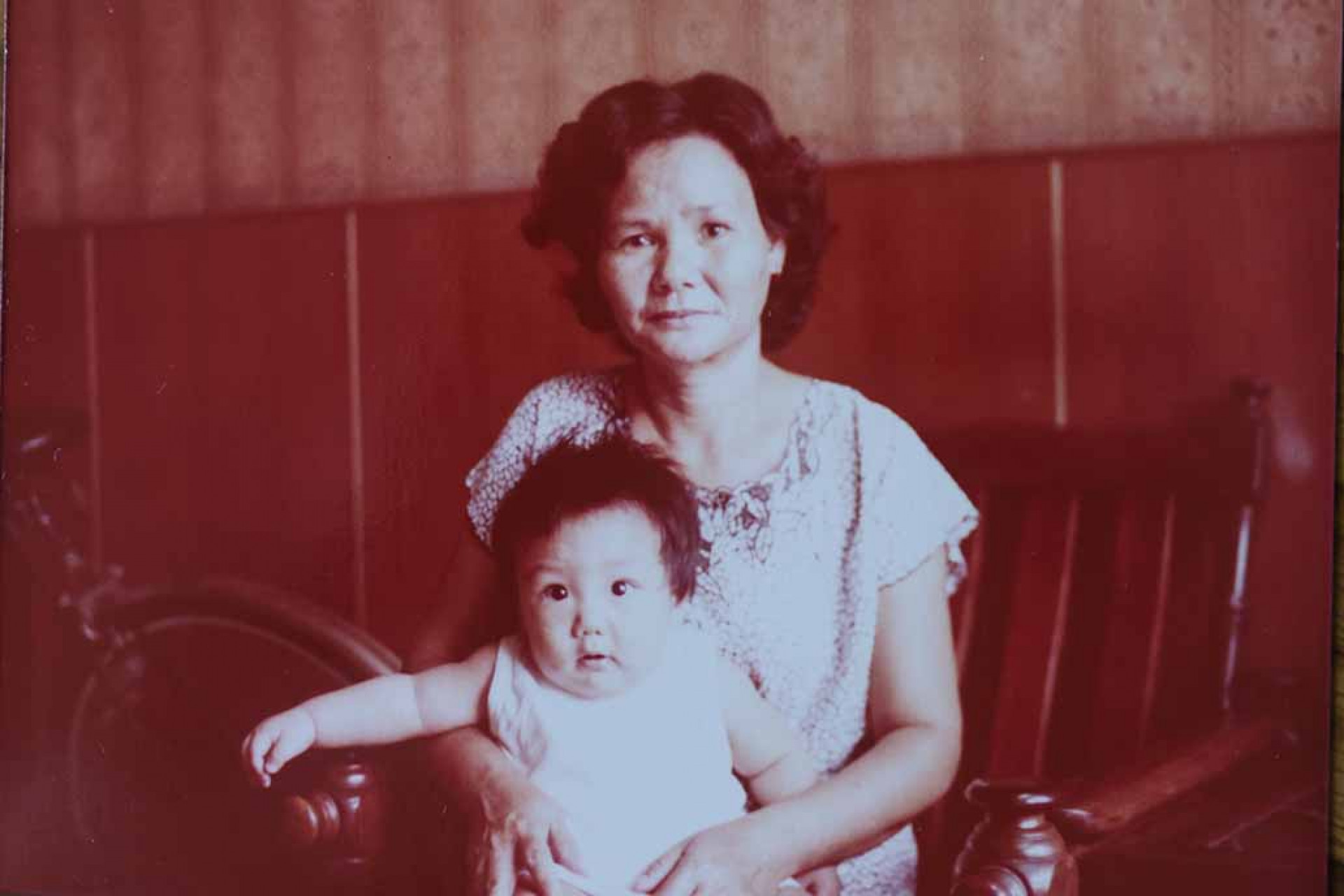 〈台灣查某囝〉MV人物_現年 90 歲,為夫家奉獻一生的童養媳-高鄭采茶阿嬷與外孫曾子昂(照片提供:曾子昂)