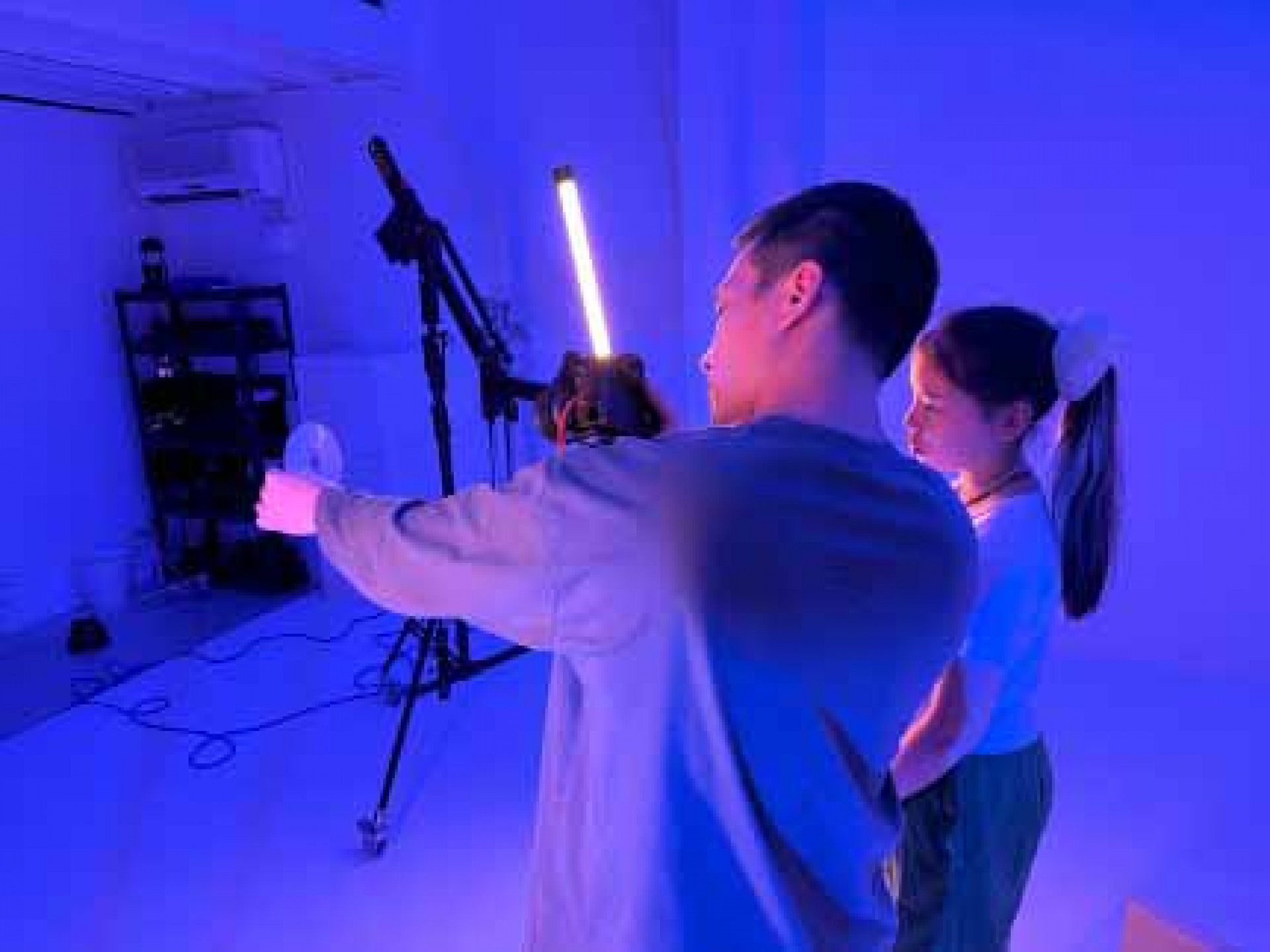 攝影師指導老莫女兒Mona拍攝