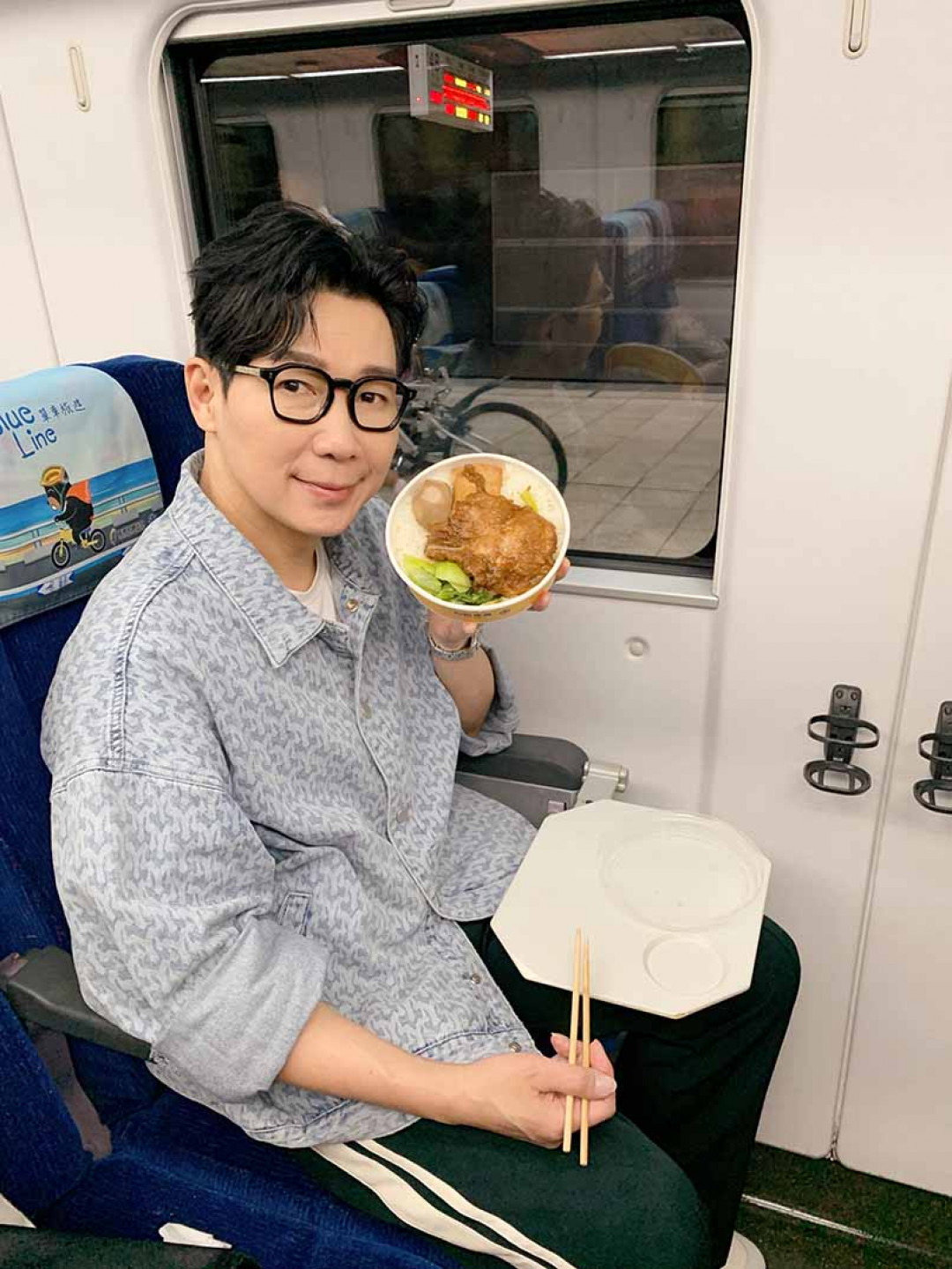 品冠搭火車去參與花蓮跨年活動演出，在火車上吃經典懷舊鐵路便當作為晚餐填飽肚子（照片提供：種子音樂）