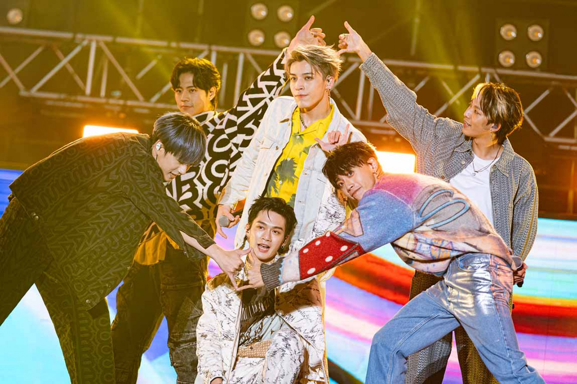 水湳跨年(畫面由三立電視提供) 上左至右:佳辰、哲言、煥鈞 下左至右:祖安、子翔、文廷