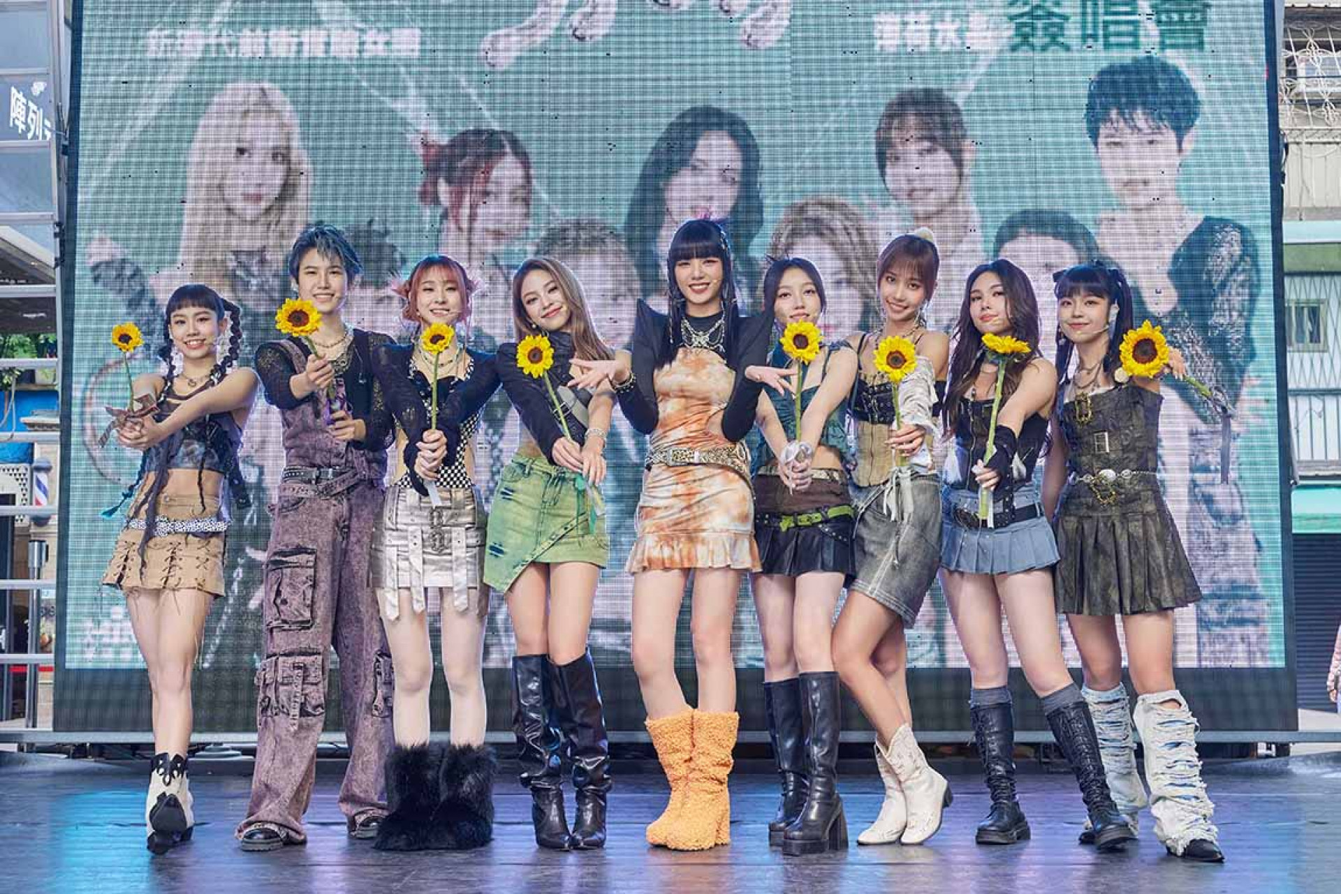 babyMINT&木木 (左起:品妡 言菱 熙妍 粼粼 木木 栩栩 萩璇 Vikky 丞妘)