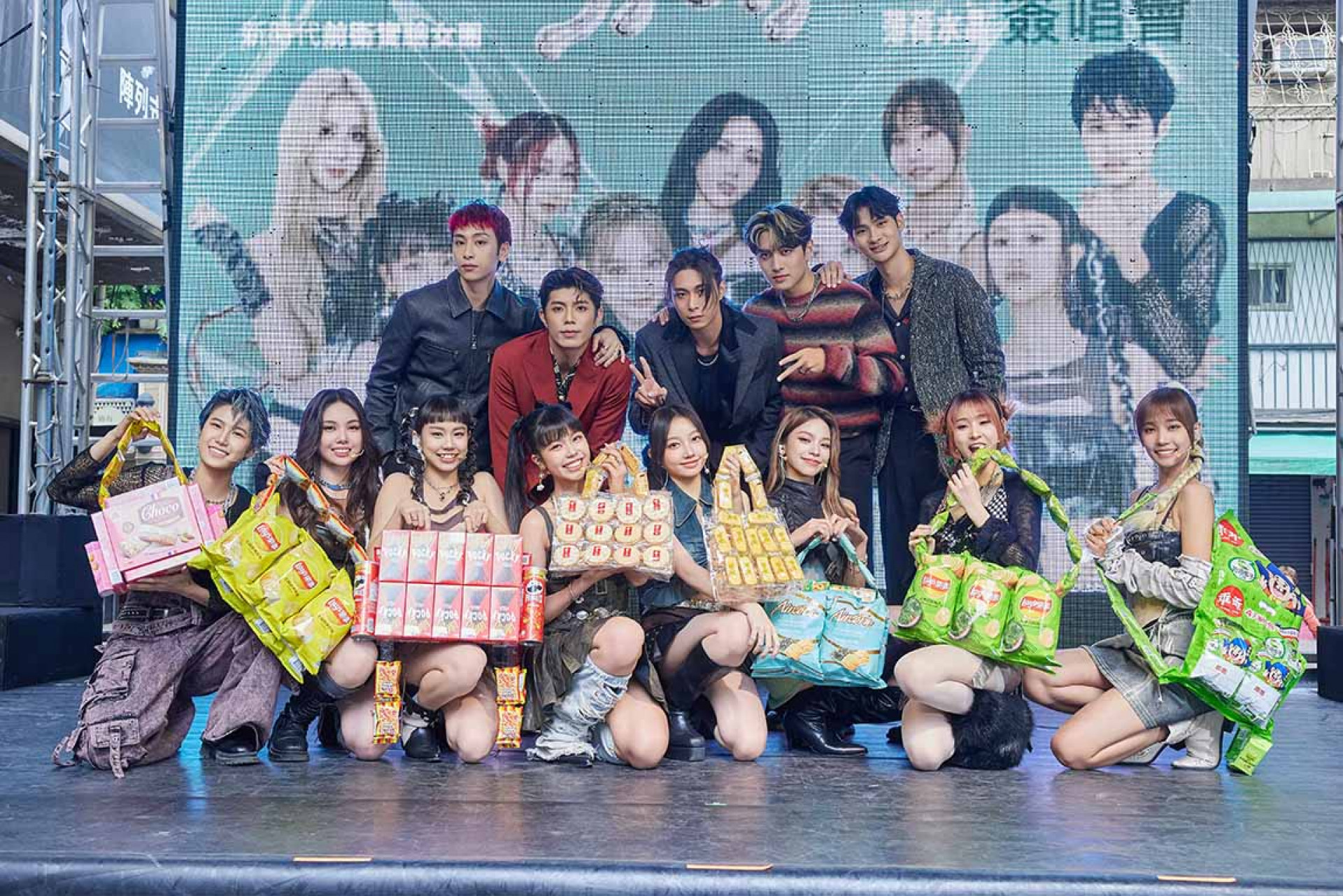 babyMIN&FEniX(左起:言菱 Vikky 品妡 丞妘 栩栩 粼粼 熙妍 萩璇)