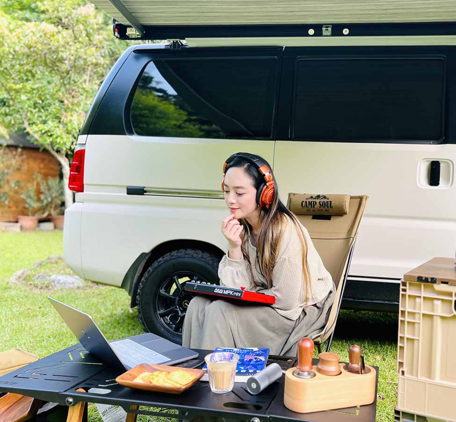 舞思愛和家人用露營車邊遊花東，邊做音樂