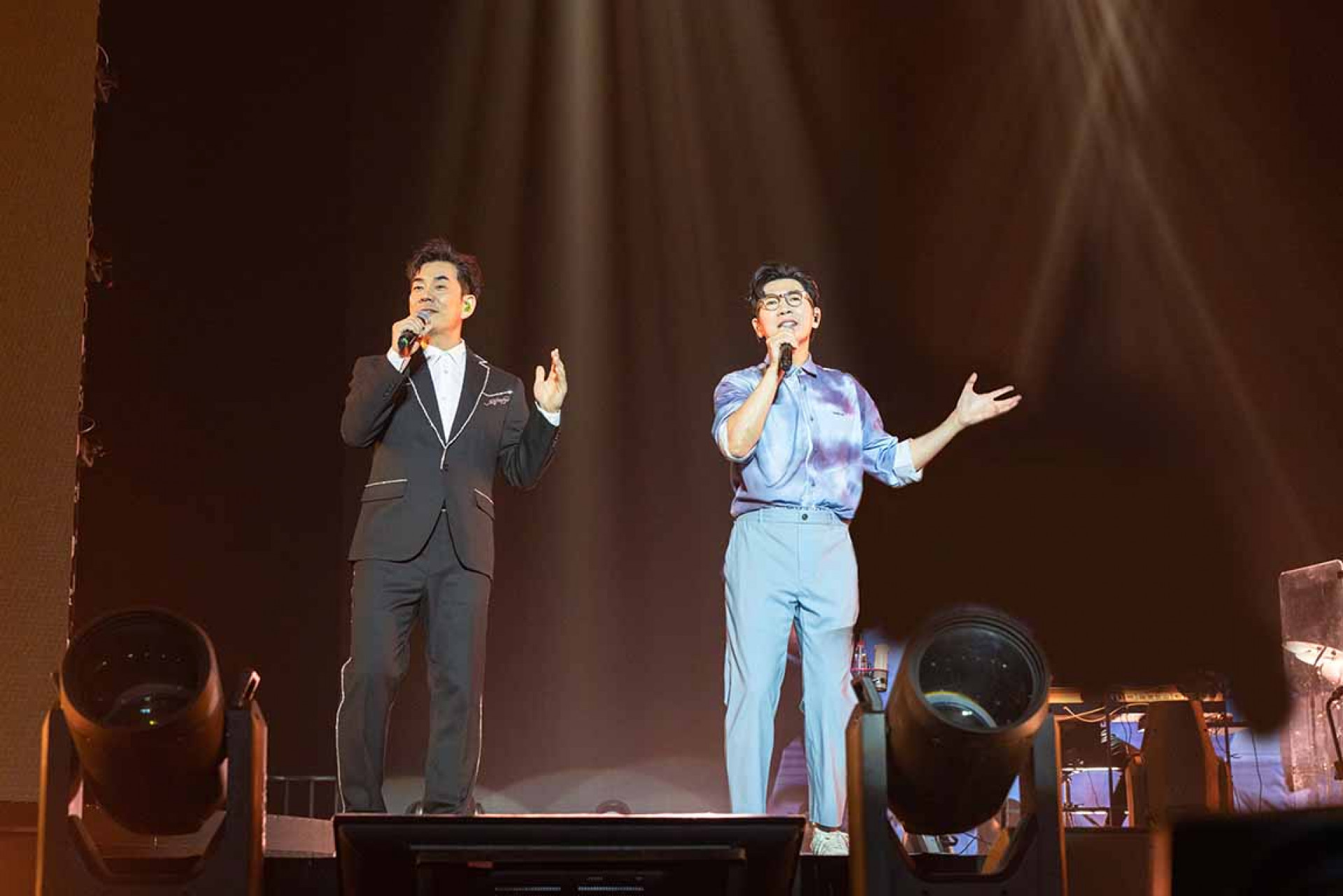 品冠在演唱會上，特別邀請任賢齊擔任嘉賓，兩人一起合唱《對面的女孩看過來》。（照片提供：種子音樂）