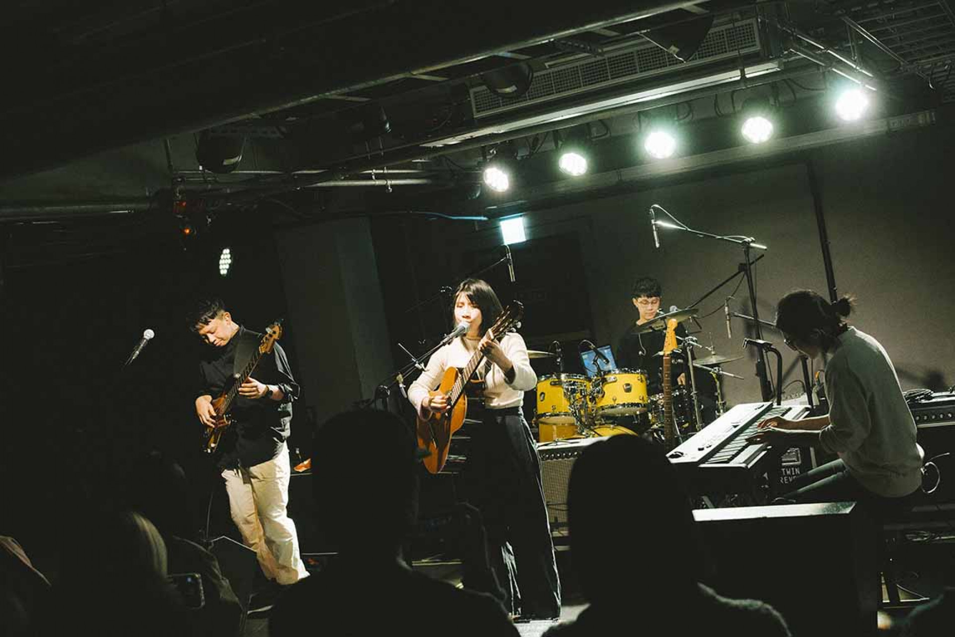 緩緩 Huan Huan 首次於台中 Legacy chako 演出（攝影師：許東）