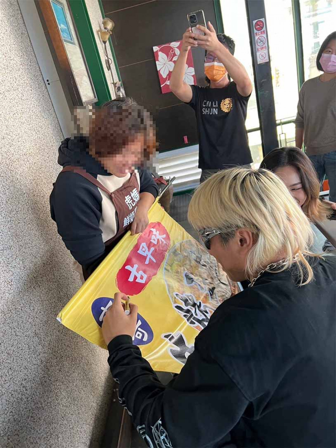 阿跨面履行募資回饋項目,帶樂迷遊台南,故鄉東山鄉親不停找阿跨面簽名