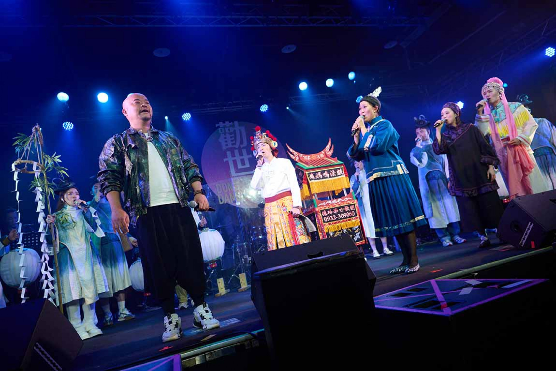 躍演帶領千人觀眾群重現《勸世三姊妹》的壯觀牽亡名場面