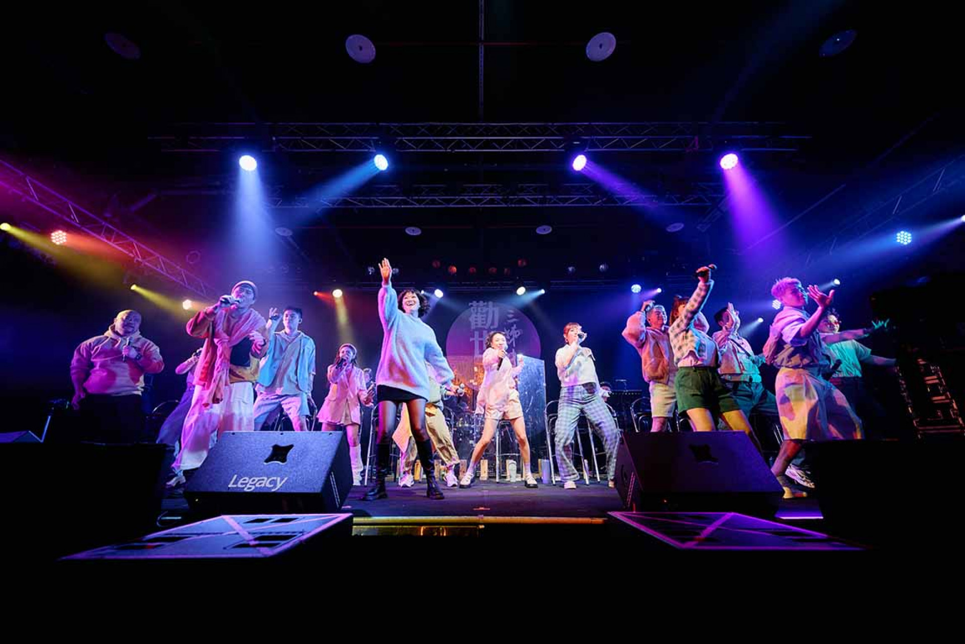 「勸世三姊妹SING ALONG x歡樂K歌場」帶來近20首滿滿的經典歌曲串燒,全場不停大合唱,儼然成為現象級的同樂會