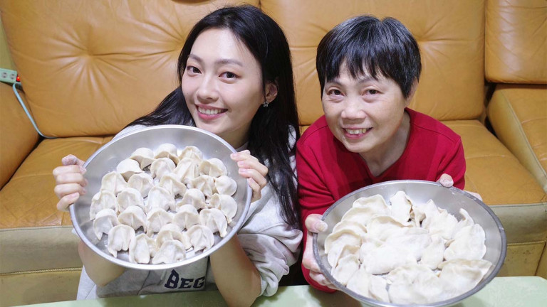 琟娜 Verna《量子幹嘛糾纏》出道大咖金曲歌后助攻 歡度春節起心動念手包元寶 孝親圍爐