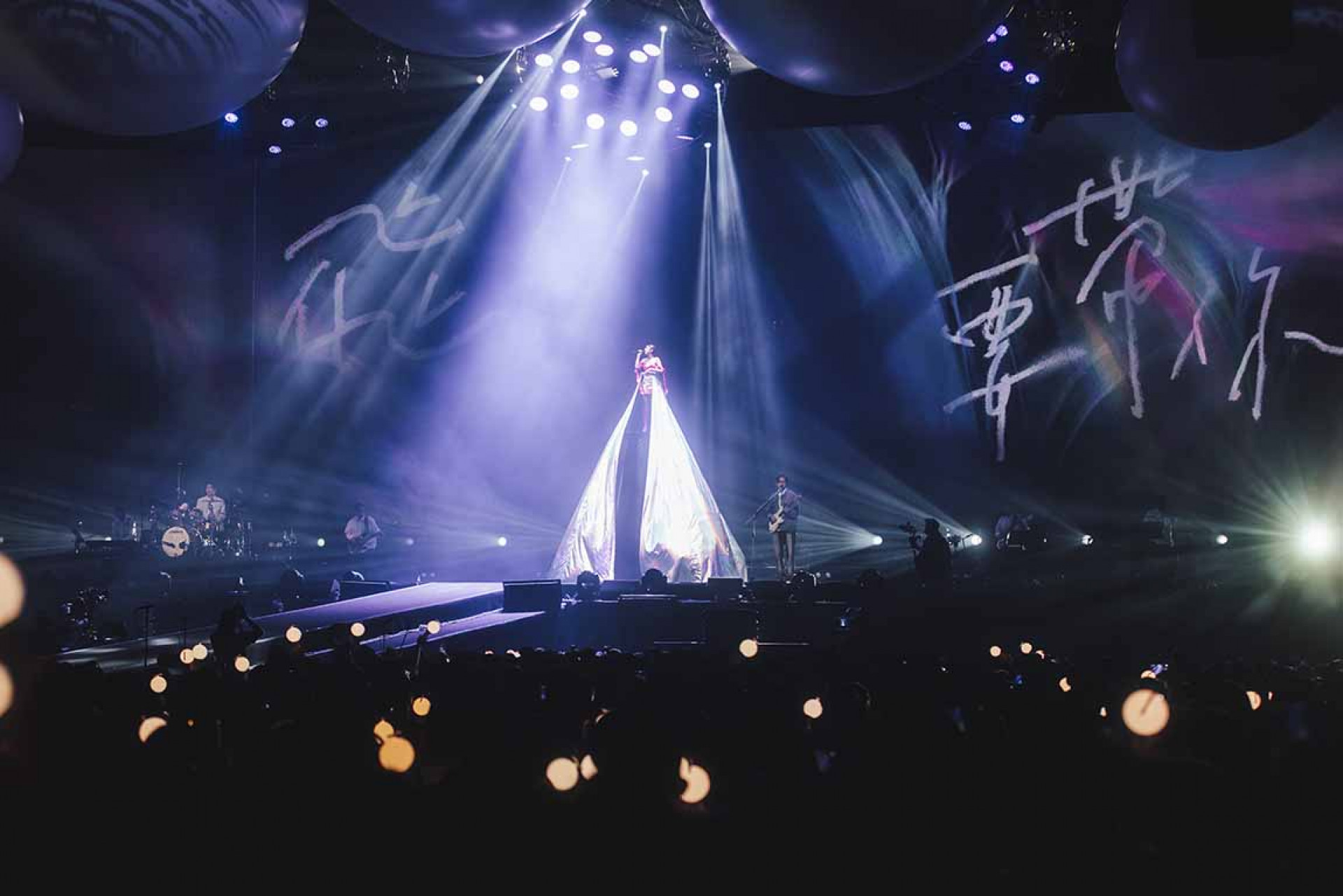 圖04:〈帶你飛〉Live MV犬青霸氣登三層樓高畫面曝光。(相信音樂提供)