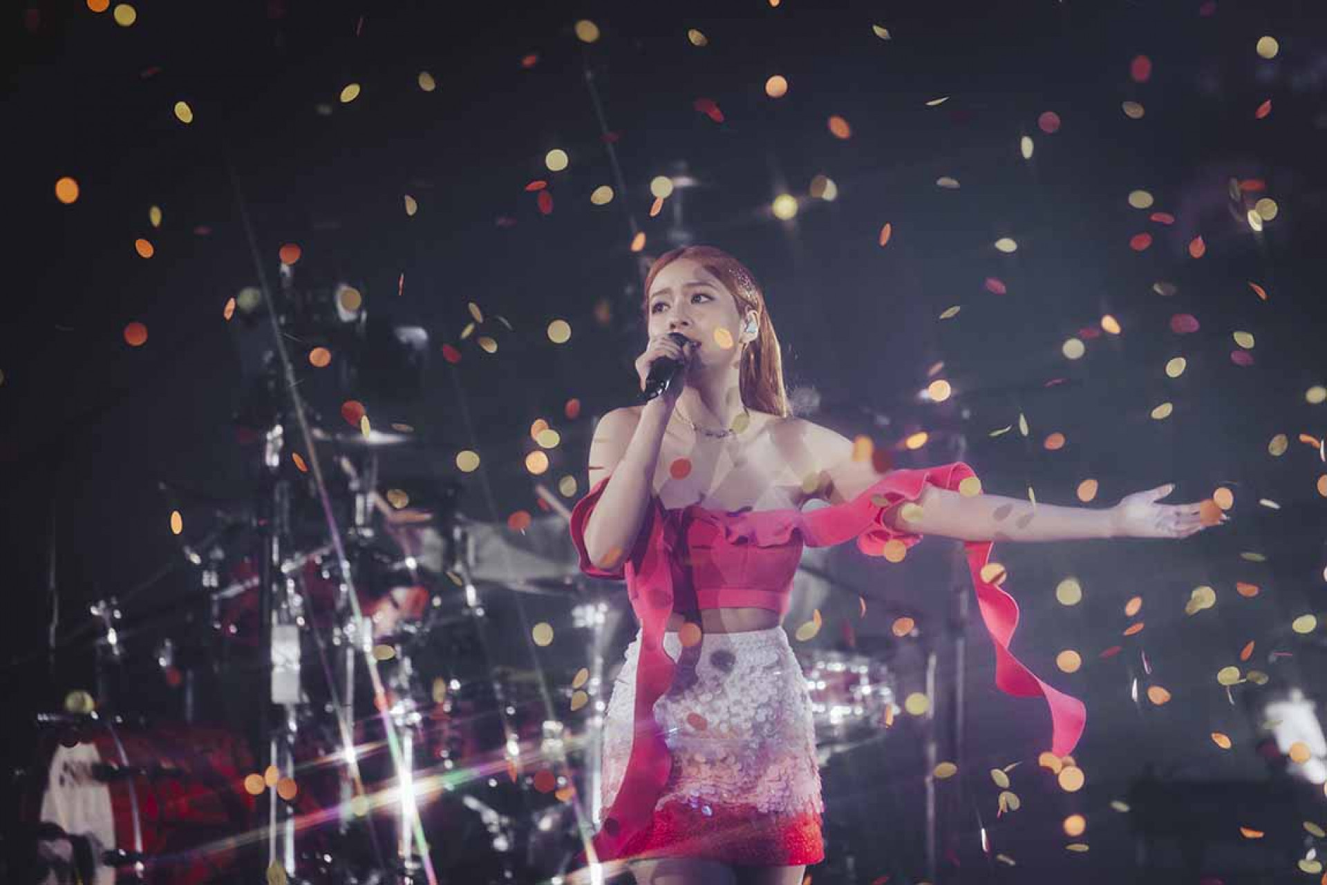 圖03:仙氣逼人的犬青在《宇宙的有趣》演唱會著粉色漸層亮片短裙。