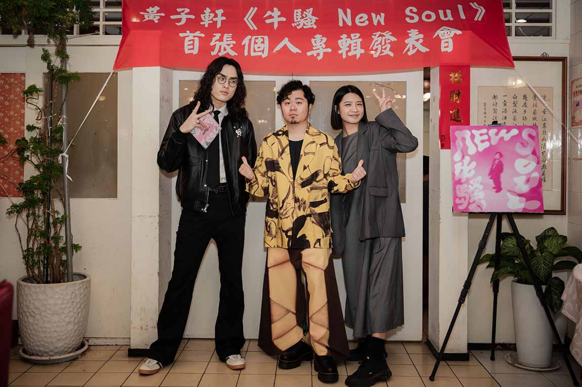 黃子軒(中)邀請新生代歌手The Crane (左) 以及黃宇寒 (右)參與專輯製作