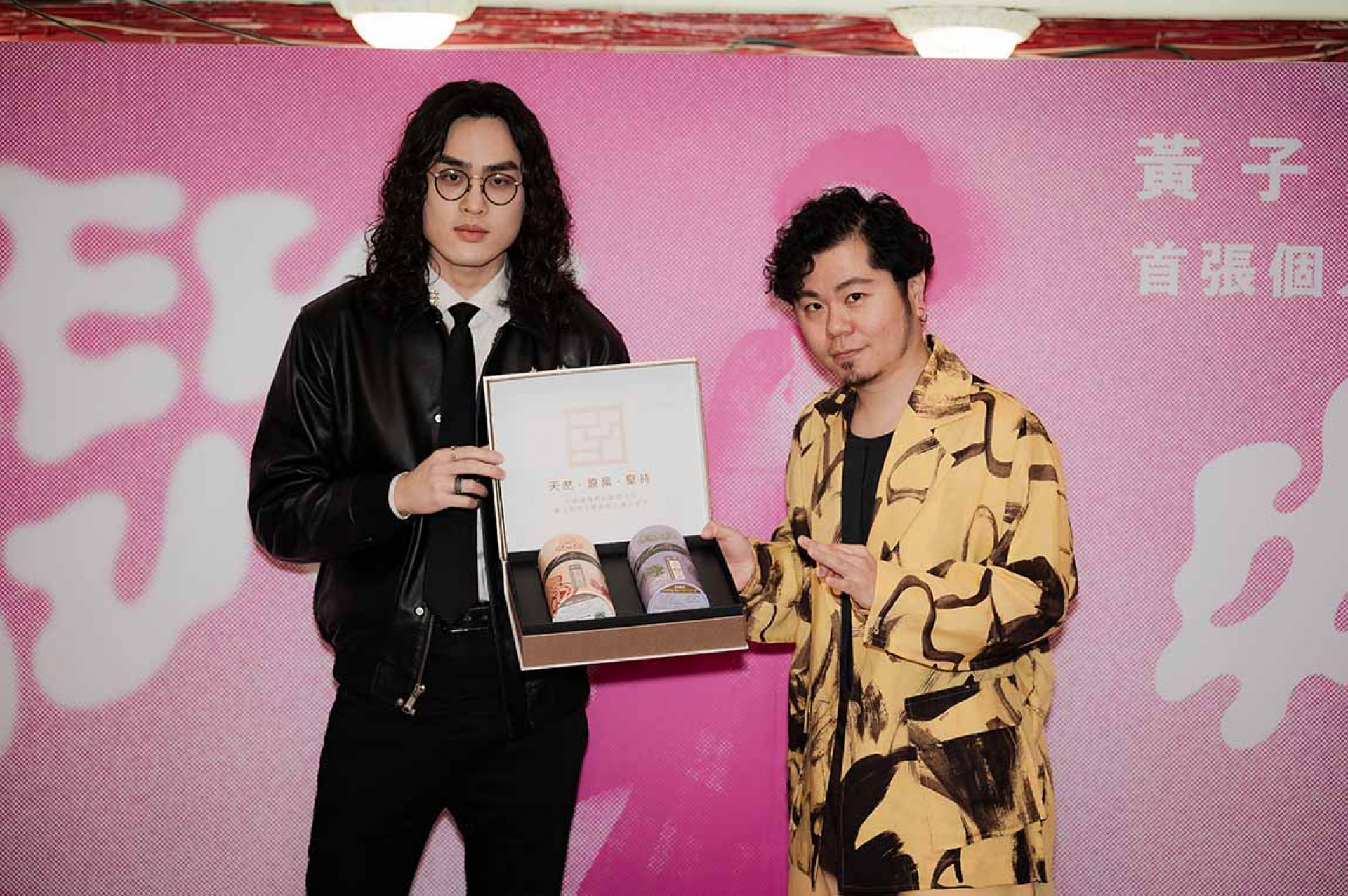 The Crane 鶴 (左) 贈送高級茶葉禮盒給黃子軒 (右)
