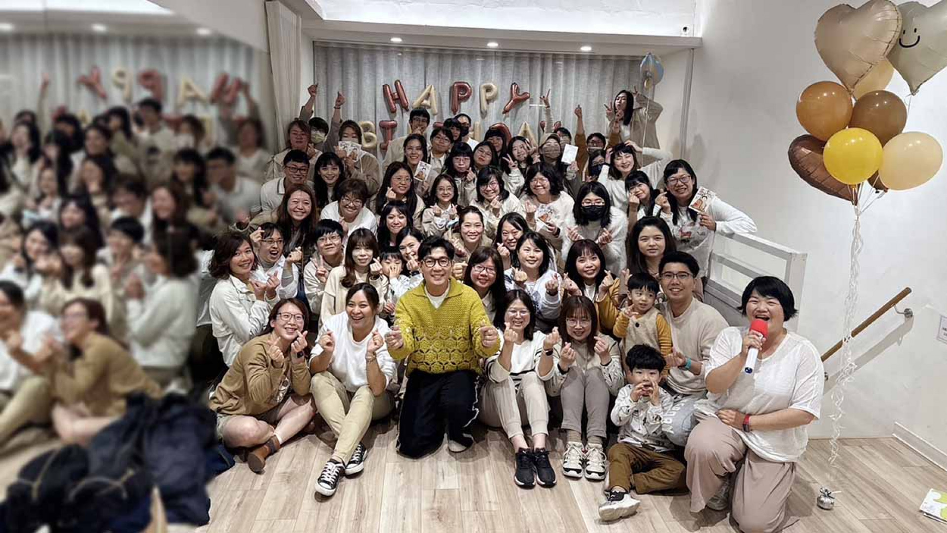 品冠與粉絲開心合照(照片提供:種子音樂)