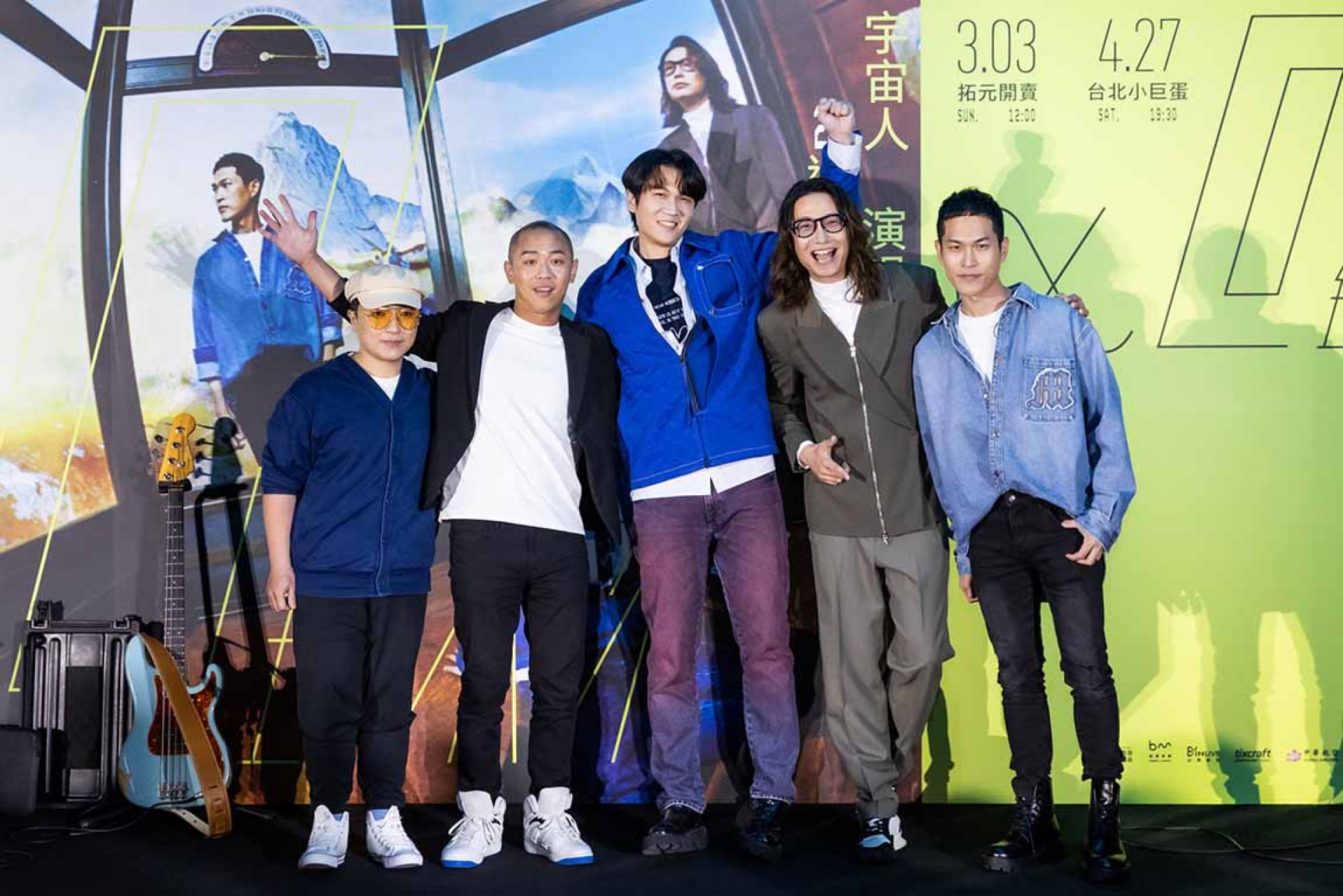 圖06:宇宙人前團員魏胖(左1)、A達(左2)特地前來開賣記者會助陣。(相信音樂提供)