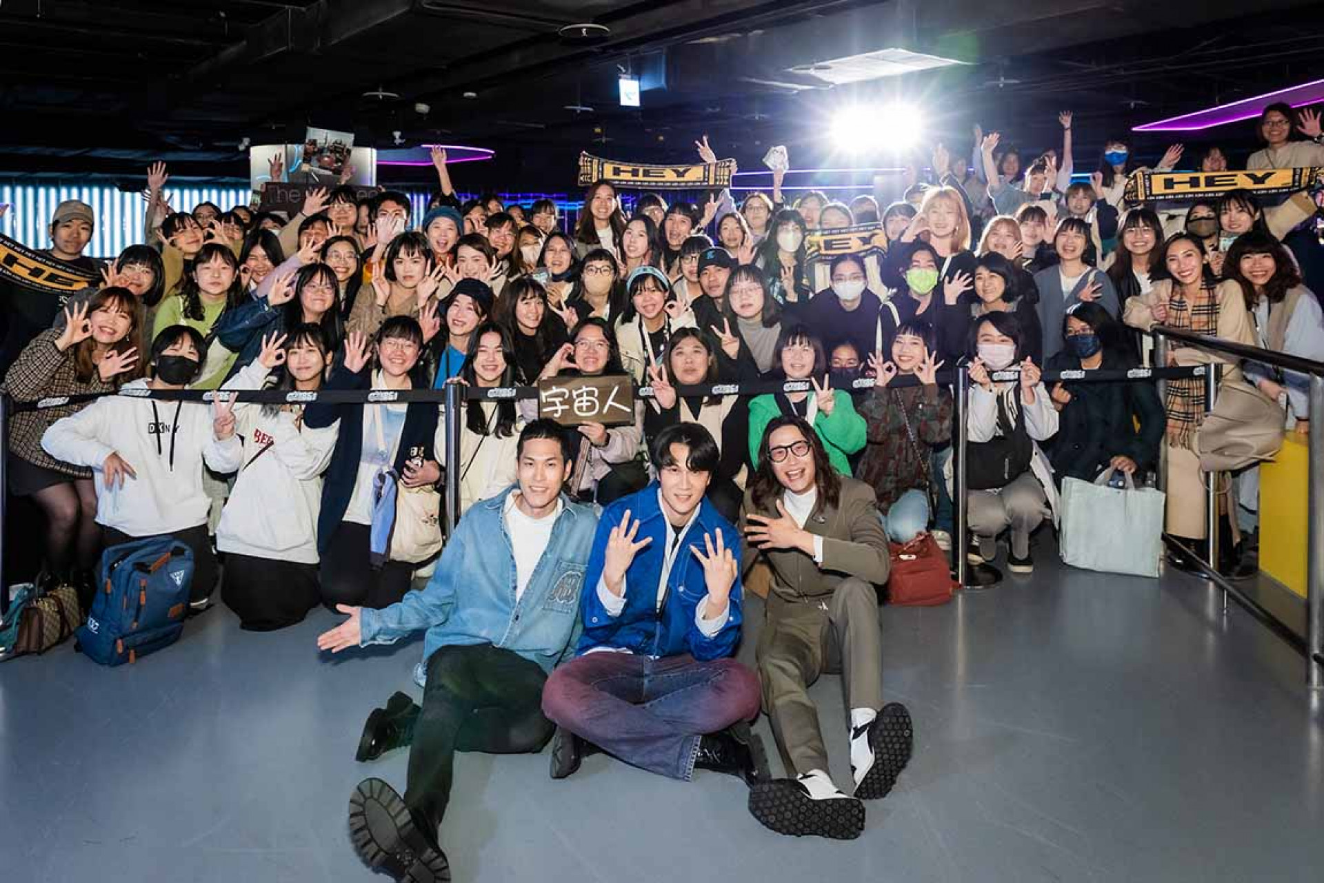 圖05：宇宙人與百位歌迷一起搶先回到未來嗨翻。（相信音樂提供）