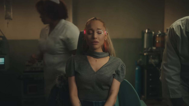 流行天后亞莉安娜出輯致敬偶像金凱瑞電影《王牌冤家》  攜「快銀」伊凡彼得斯消除記憶演技大噴發