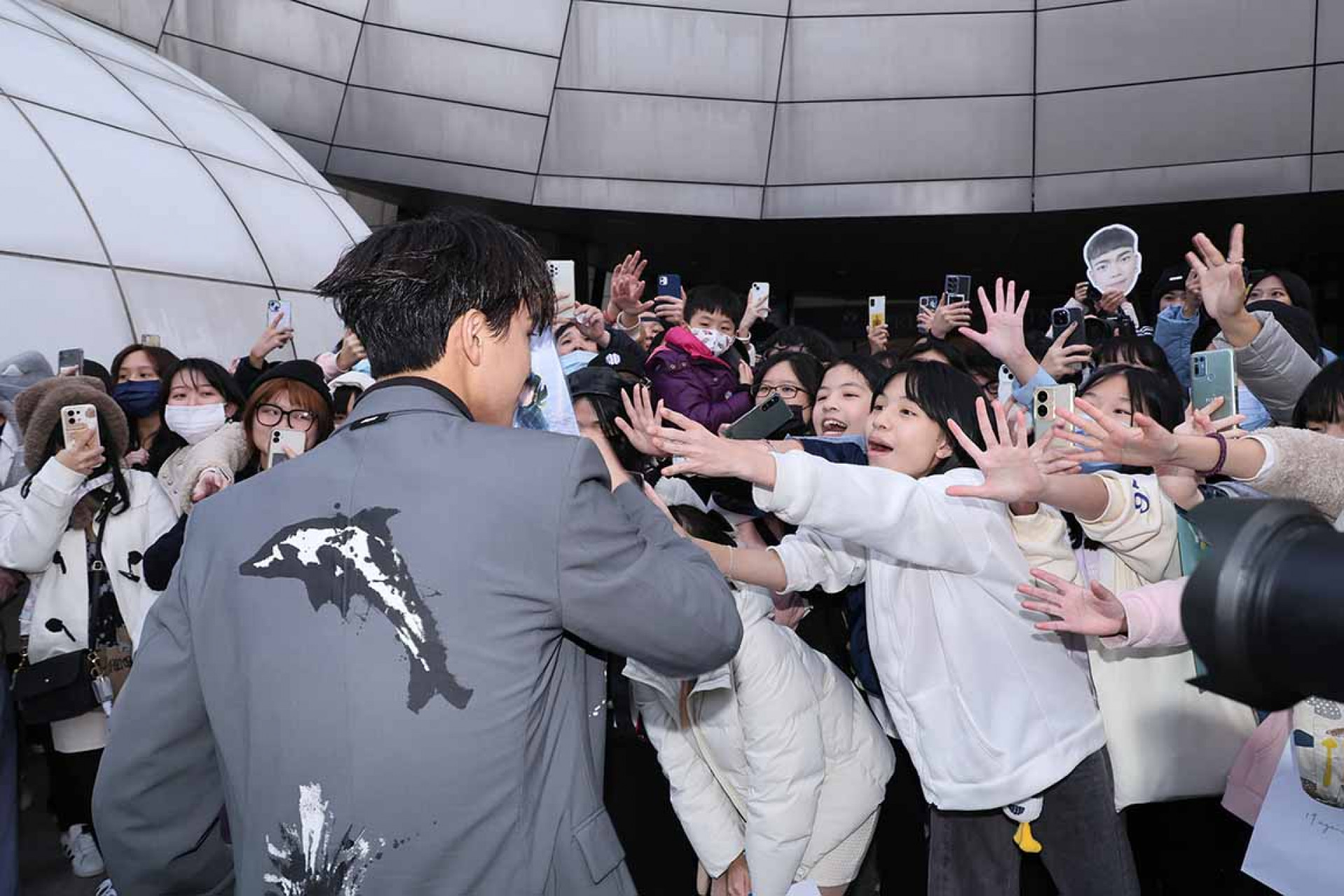 AcQUA源少年李秉諭與粉絲互動。(照片提供:寬宏藝術)